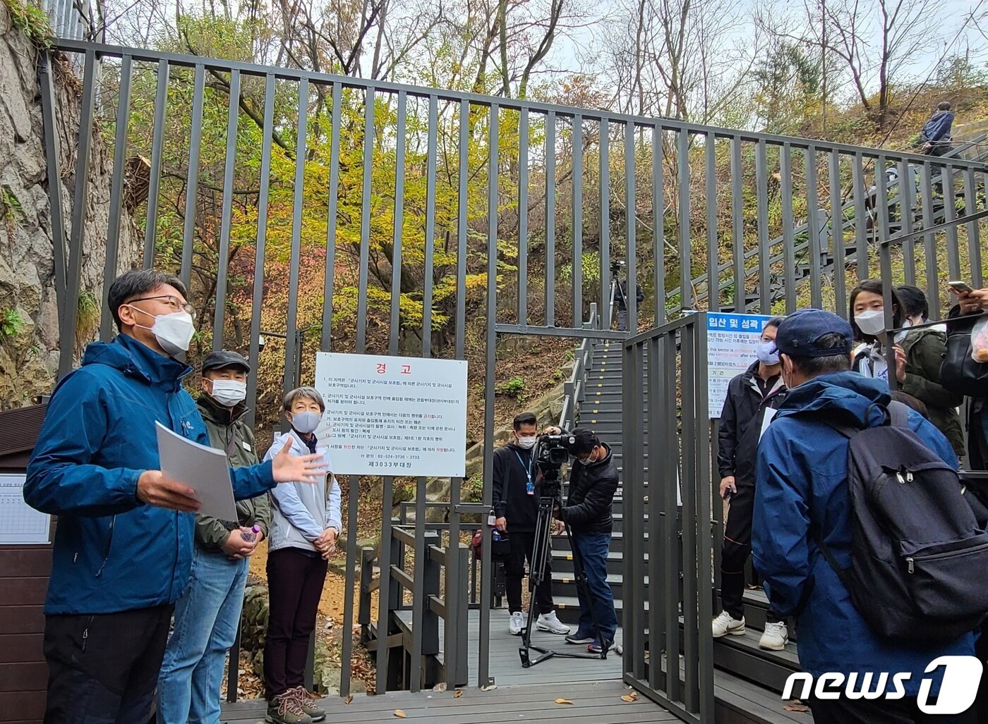 본문 이미지 - 정재숙 문화재청장이 52년간 닫힌 북악산 성곽 북측면의 철문 앞에 서 있는 모습.ⓒ 뉴스1 이기림 기자