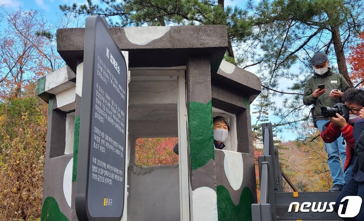 본문 이미지 - 정재숙 문화재청장이 경계초소에 들어간 모습.ⓒ 뉴스1 이기림 기자