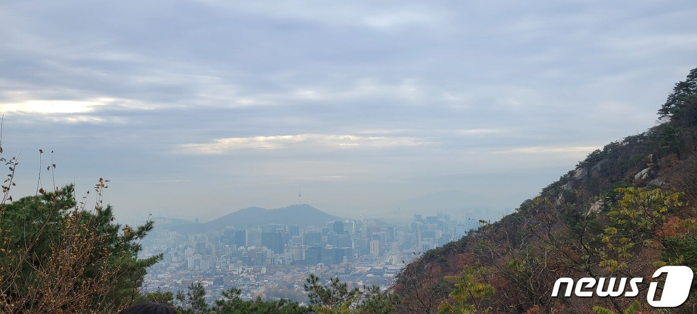 본문 이미지 - 북악산 청운대에서 바라본 서울 도심.ⓒ 뉴스1 이기림 기자