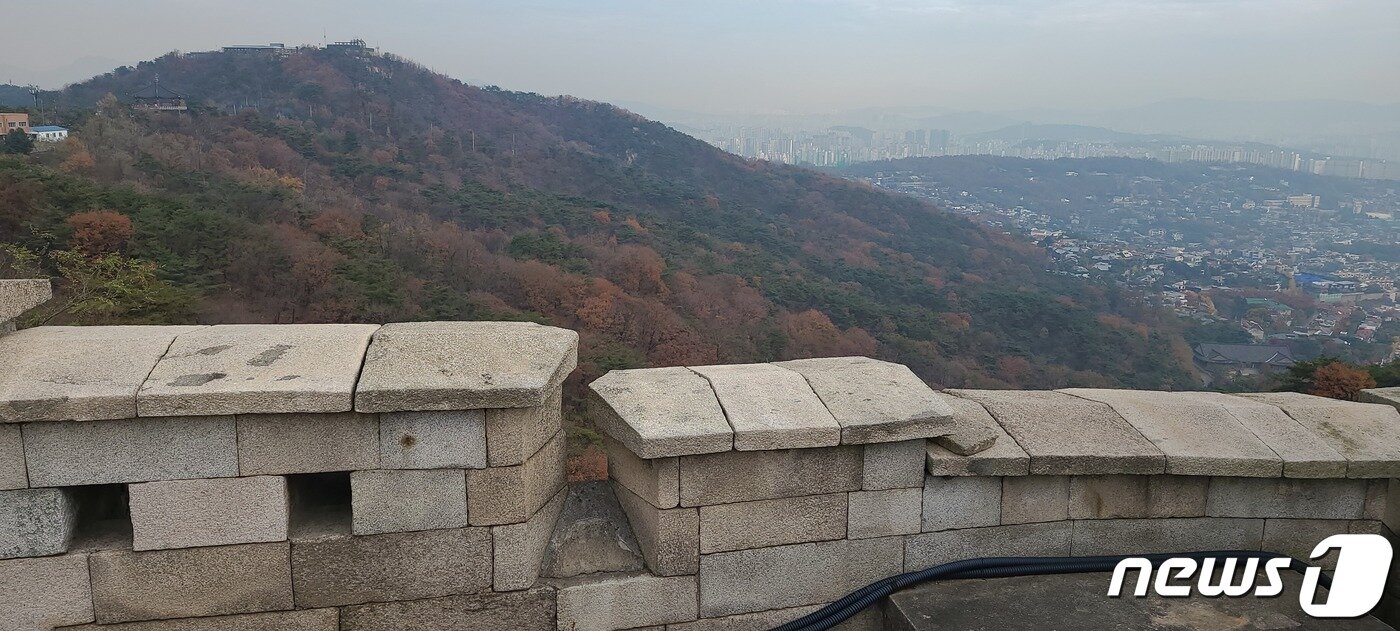 본문 이미지 - 북악산 둘레길에서 바라본 풍경.ⓒ 뉴스1 이기림 기자