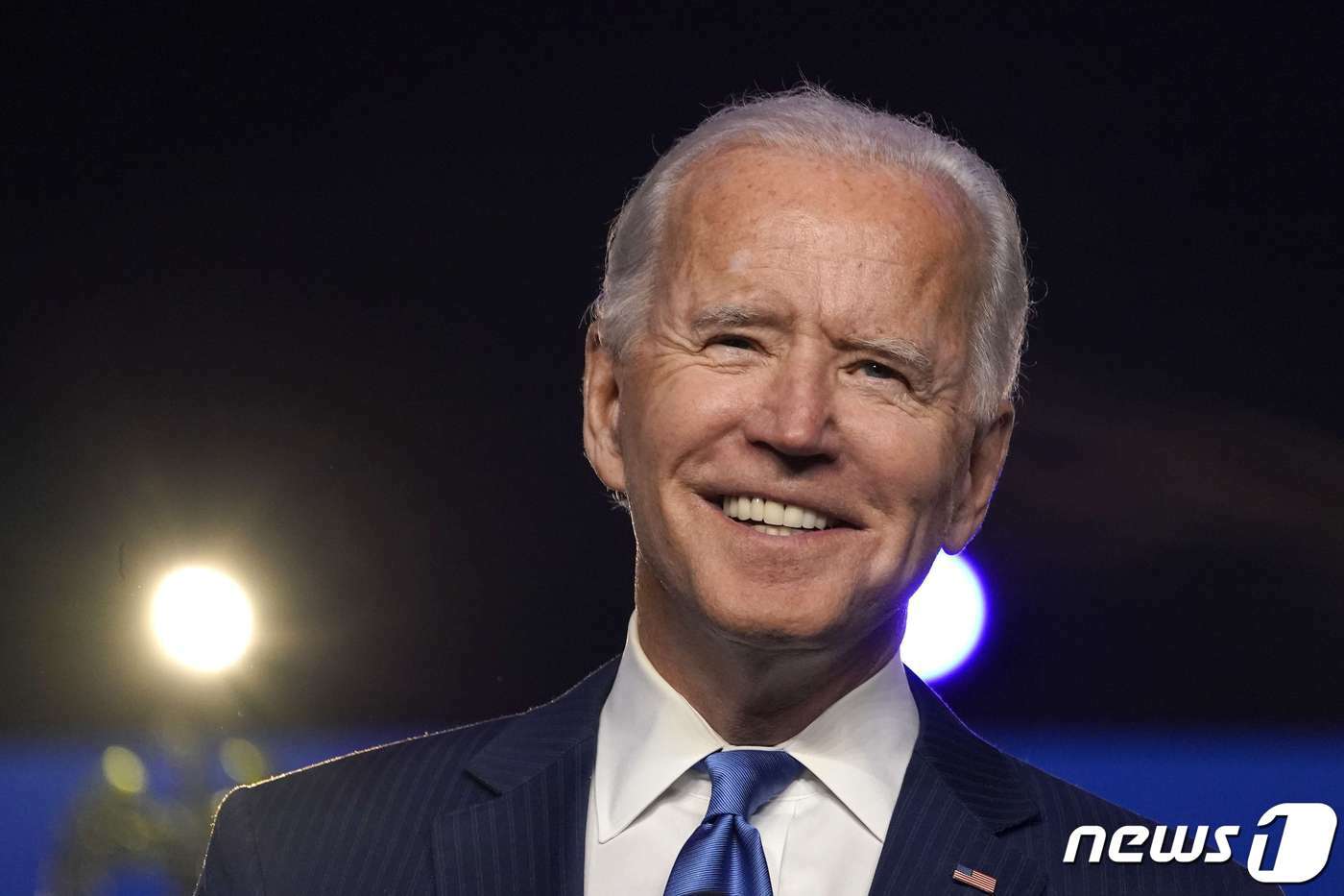 본문 이미지 - 조 바이든 미국 민주당 대통령후보가 6일(현지시간) 자택이 있는 델라웨어주 윌밍턴의 체이스센터에서 대국민 연설을 하고 있다. ⓒ AFP=뉴스1