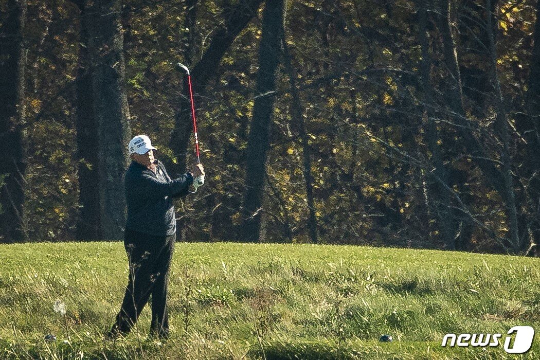 본문 이미지 - 트럼프 대통령이 이날 오전 10시 40분께 워싱턴DC 인근 버지니아주의 트럼프 내셔널 골프클럽에서 라운딩 하고 있는 모습. ⓒ AFP=뉴스1 ⓒ News1 이동원 기자