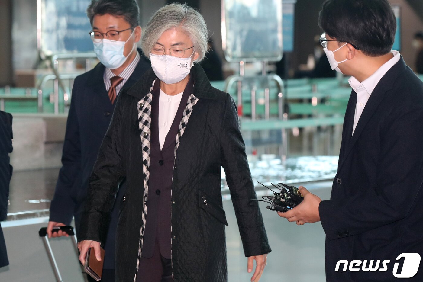 본문 이미지 - 강경화 외교부 장관이 8일 오전 인천국제공항 제2여객터미널을 통해 미국 워싱턴으로 출국하고 있다. 나흘간의 일정으로 미국을 방문하는 강 장관은 오는 9일 마이크 폼페이오 국무장관과의 회담 외에도 당선을 눈앞에 둔 조 바이든 후보 측 인사와의 접촉도 시도할 것으로 예상된다. 2020.11.8/뉴스1 ⓒ News1 민경석 기자