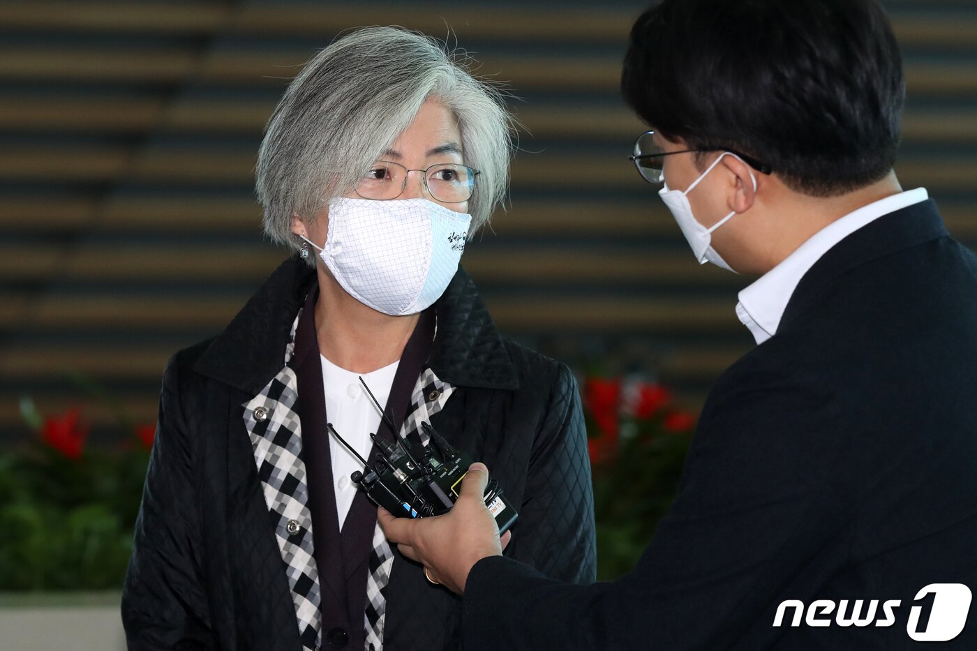 본문 이미지 - 강경화 외교부 장관이 8일 오전 인천국제공항 제2여객터미널을 통해 미국 워싱턴으로 출국하기 앞서 취재진의 질문에 답하고 있다. 나흘간의 일정으로 미국을 방문하는 강 장관은 오는 9일 마이크 폼페이오 국무장관과의 회담 외에도 당선을 눈앞에 둔 조 바이든 후보 측 인사와의 접촉도 시도할 것으로 예상된다. 2020.11.8/뉴스1 ⓒ News1 민경석 기자