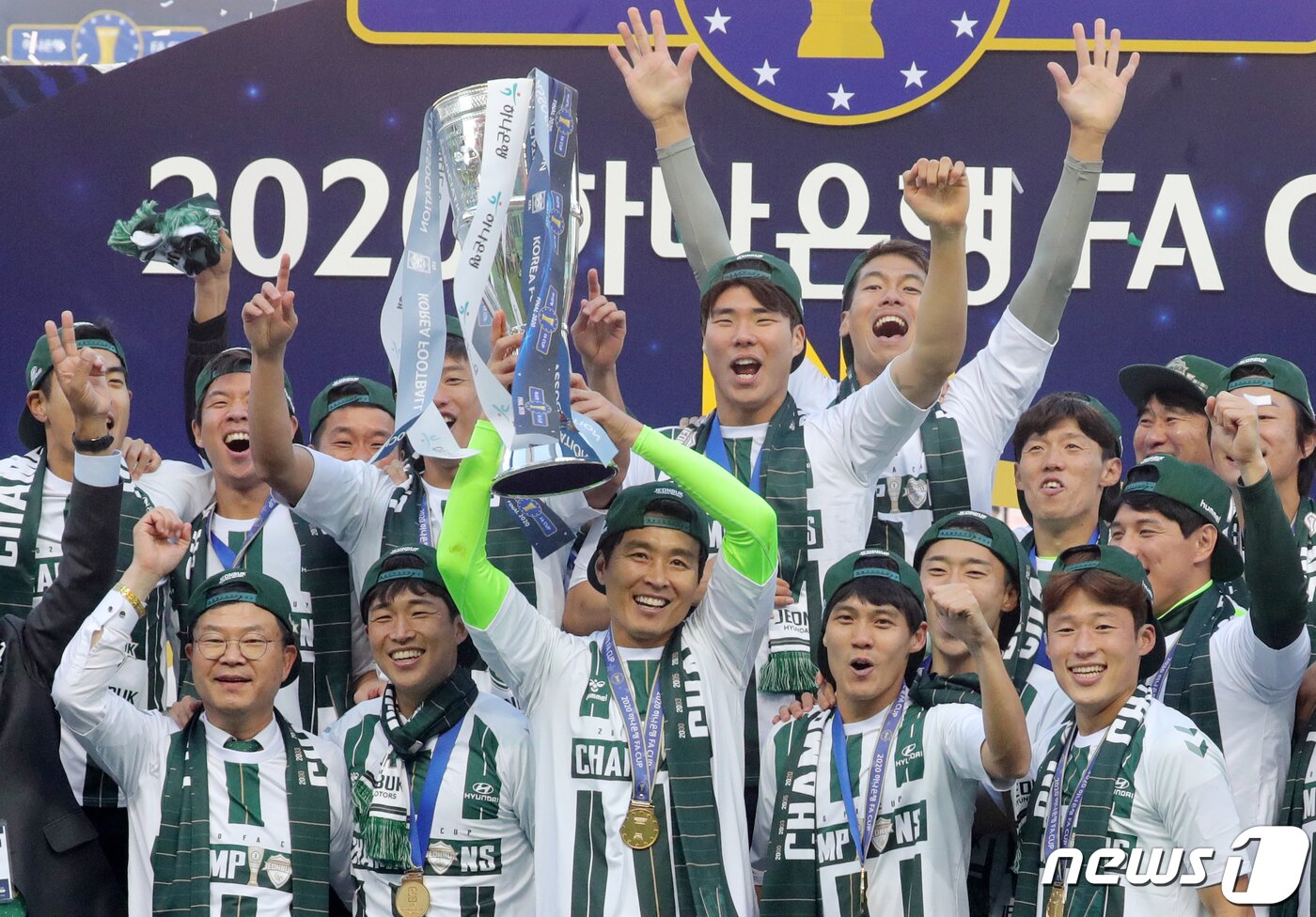 본문 이미지 - 전북현대가 8일 전북 전주시 전주월드컵경기장에서 열린 '2020 하나은행 FA CUP' 경기에서 승리하며 우승을 차지한 가운데 전북현대 이동국이 우승 트로피를 들어올리며 환호하고 있다. 2020.11.8/뉴스1 ⓒ News1 유경석 기자