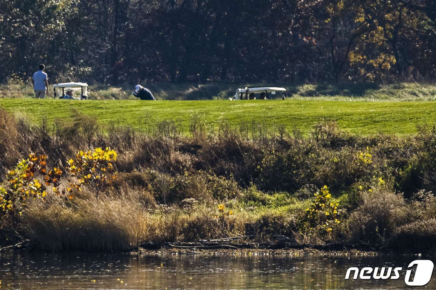 본문 이미지 - 도널드 트럼프 미국 대통령이 8일&#40;현지시간&#41; 버지니아주 스털링에 있는 트럼프 내셔널 골프클럽에서 이틀째 골프를 치고 있다. ⓒ AFP=뉴스1 ⓒ News1 우동명 기자