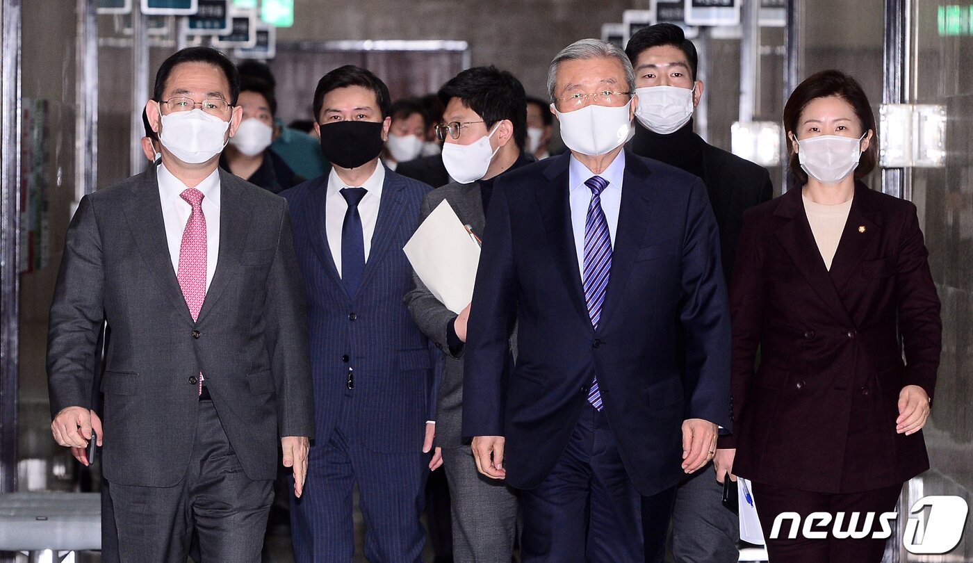 본문 이미지 - 김종인 국민의힘 비상대책위원장과 주호영 원내대표가 9일 오전 서울 여의도 국회에서 열린 비상대책위원회의에 참석하고 있다. 2020.11.9/뉴스1 ⓒ News1 신웅수 기자