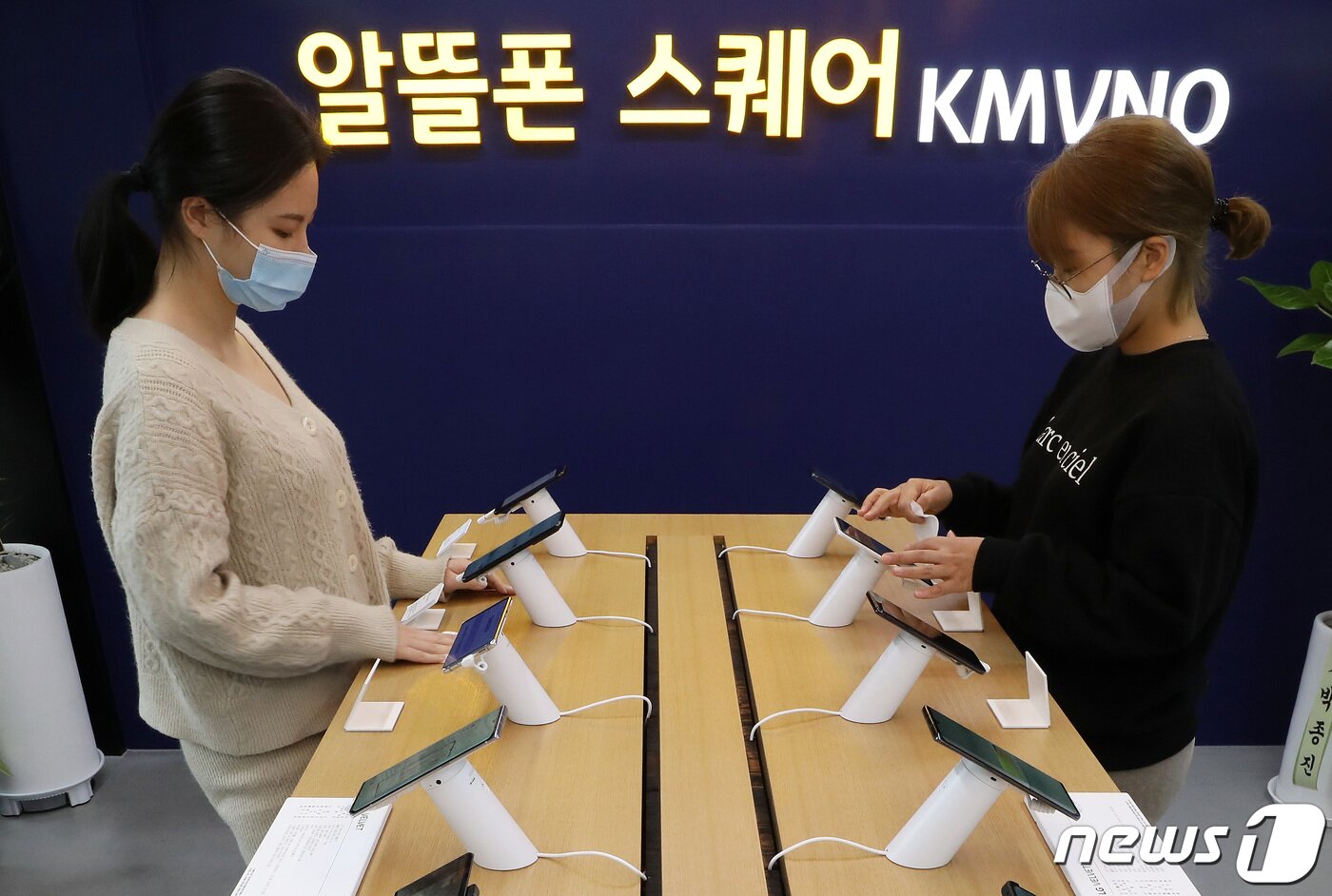 본문 이미지 - 한국통신사업자연합회(KTOA)에 따르면 지난달 이통 3사에서 알뜰폰으로 넘어온 순증 가입자 수는 1만 3039명으로, 5개월 연속(6월 5138명, 7월 6967명, 8월 9909명, 9월 1만 2433명, 10월 1만 3039명) 증가세를 나타내고 있다 2020.11.9/뉴스1 ⓒ News1 이동해 기자