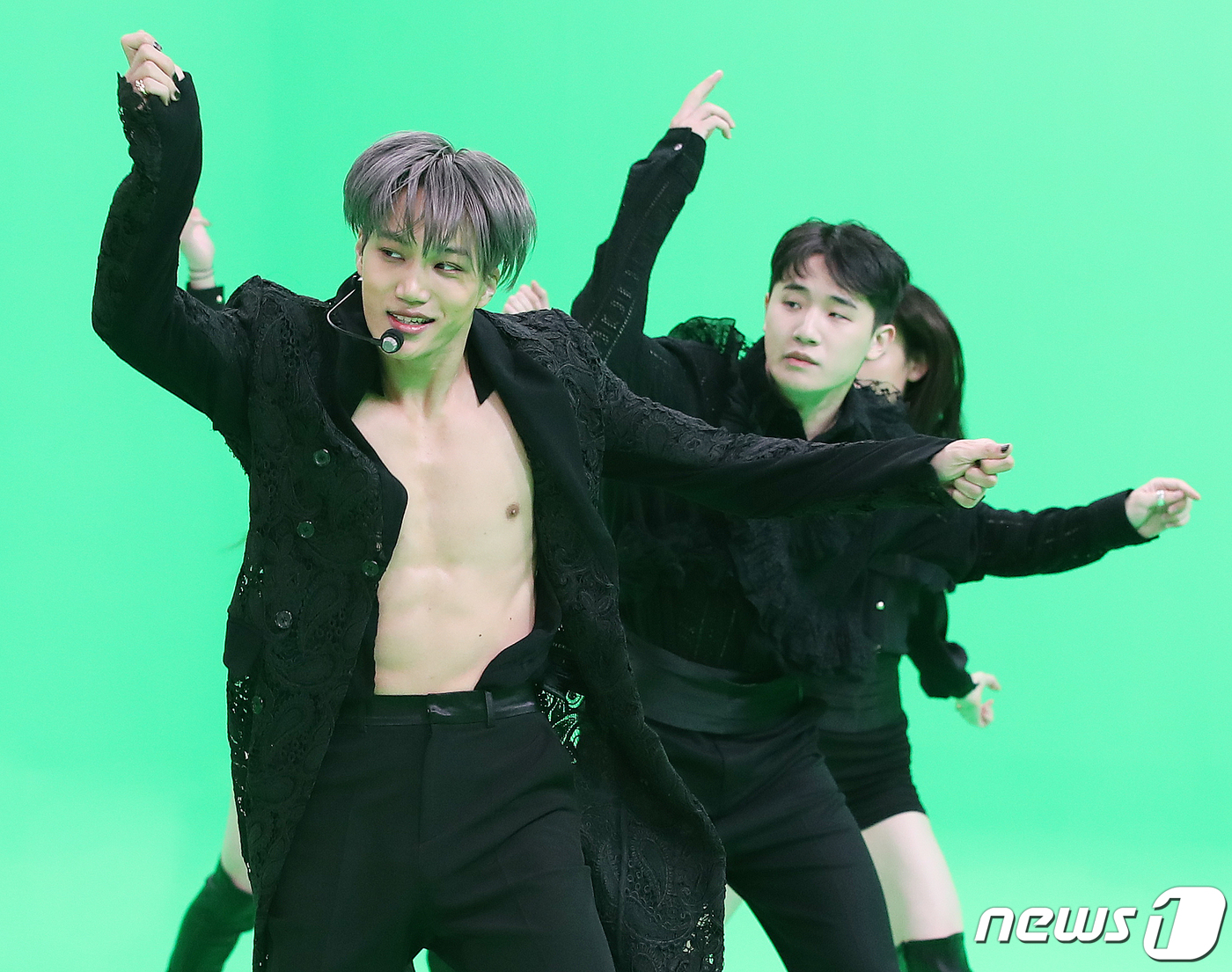 (서울=뉴스1) 김진환 기자 = 엑소(EXO) 카이가 서울 강남구 한 스튜디오에서 진행된 네이버 NOW의 'PARTY B 스페셜' 녹화 현장에서 열정적인 무대를 펼치고 있다.'PA …