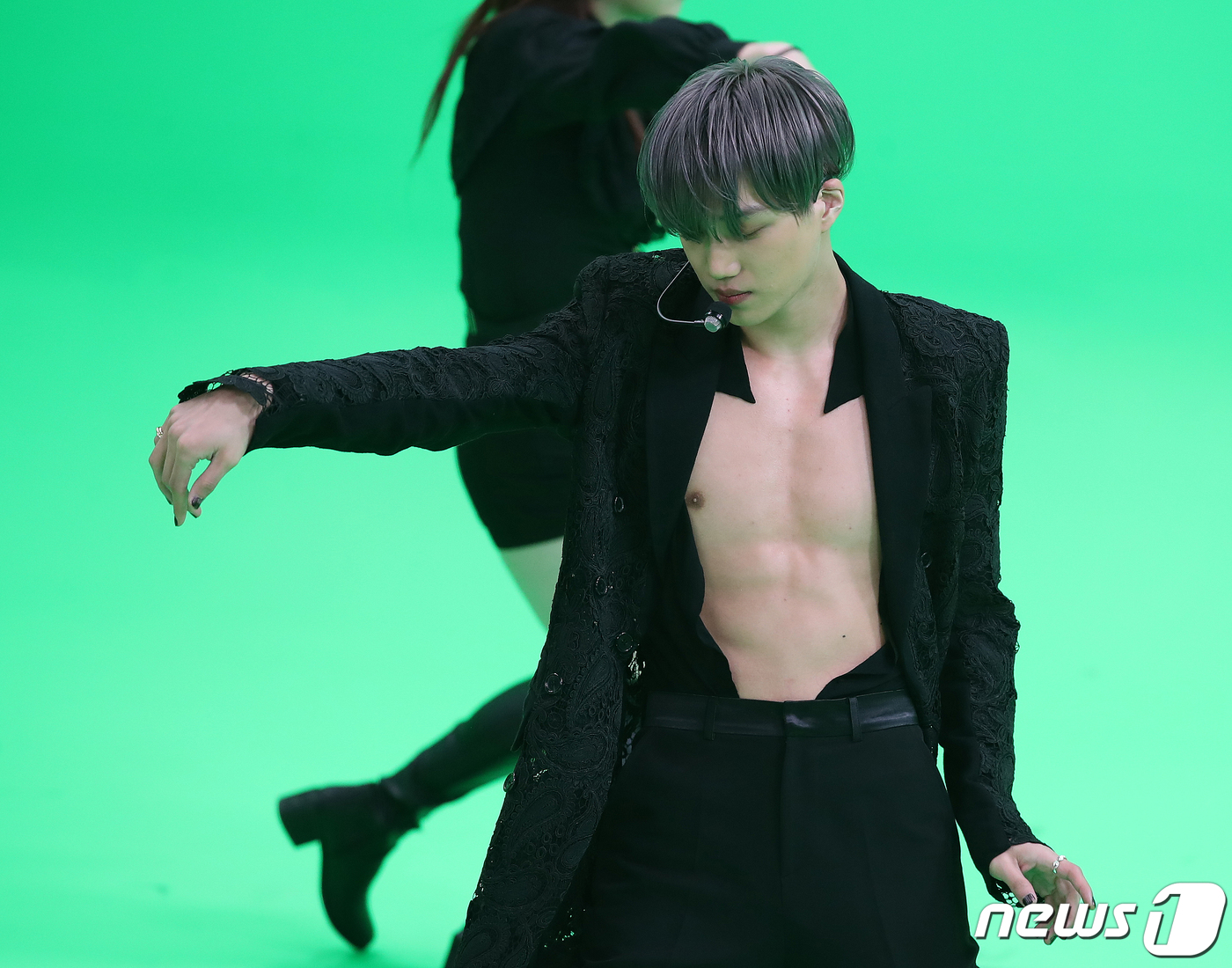 (서울=뉴스1) 김진환 기자 = 엑소(EXO) 카이가 서울 강남구 한 스튜디오에서 진행된 네이버 NOW의 'PARTY B 스페셜' 녹화 현장에서 열정적인 무대를 펼치고 있다.'PA …