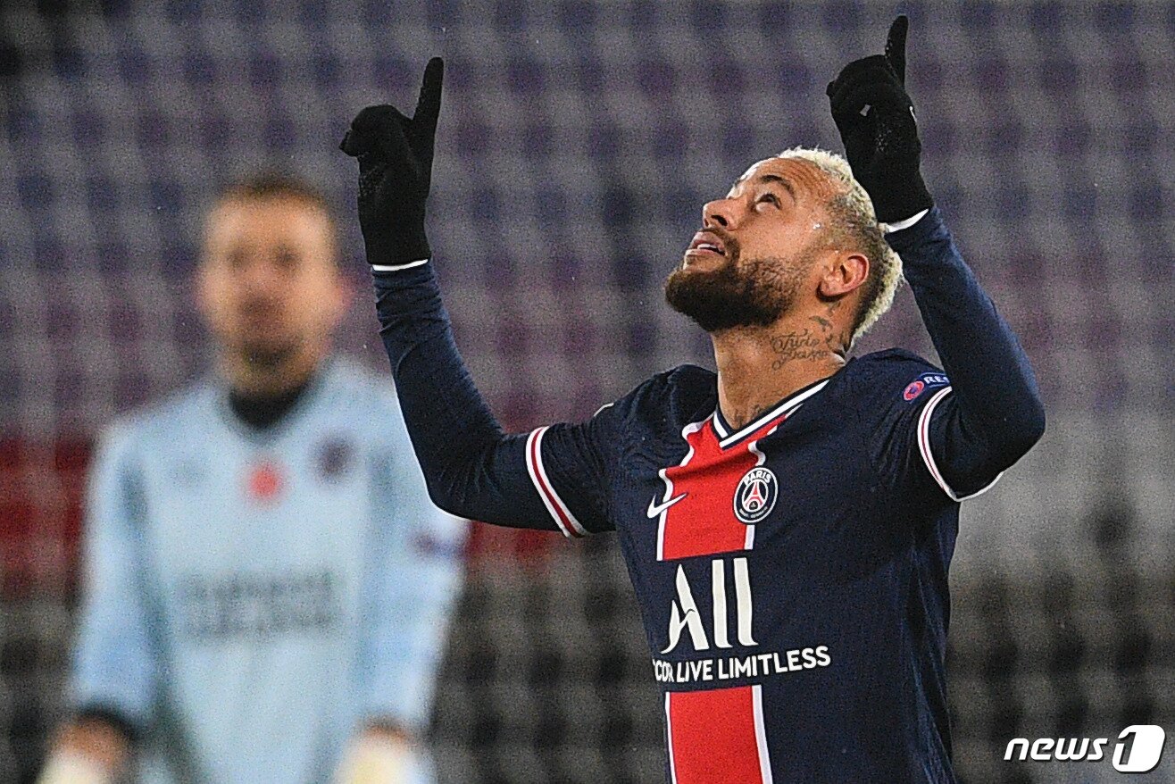 본문 이미지 - 파리 생제르맹(PSG)의 네이마르가 10일(한국시간) 프랑스 파리의 파르크 데 프랭스에서 열린 바샥셰히르와의 2020-21 유럽축구연맹(UEFA) 챔피언스리그 H조 조별리그 최종 6차전에서 득점 후 세리머니를 하고 있다. ⓒ AFP=뉴스1