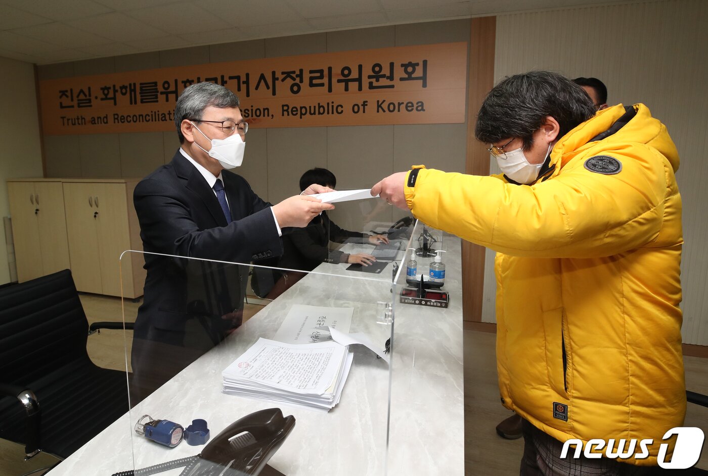 본문 이미지 - 정근식 진실·화해를위한과거사정리위원회 위원장이 2020년 12월10일 오전 서울 중구 남산스퀘어빌딩에 위치한 사무실 내 민원실에서 형제복지원의 제 1호 진실규명 신청을 받고 있다. 2020.12.10/뉴스1 ⓒ News1 김진환 기자