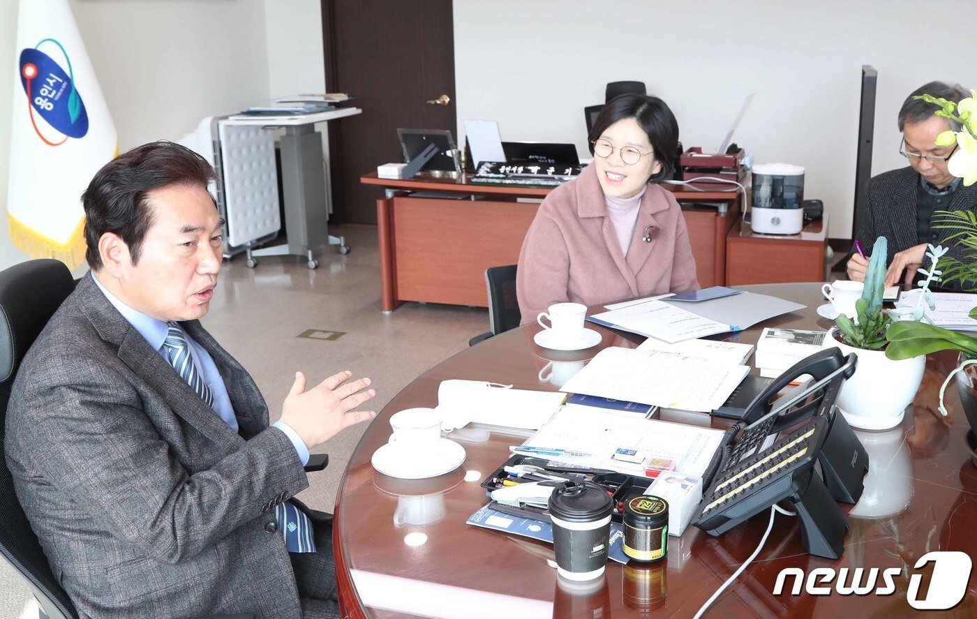본문 이미지 - 지난 2월 백군기 시장이 권진선 국립농산물품질관리원 경기지원장에게 처인지역에 용인사무소를 개소할 것을 요청하고 있다(용인시 제공.)ⓒ News1 
