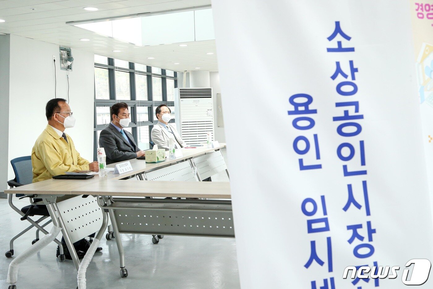 본문 이미지 - 지난 4월 백군기 시장이 조봉환 소상공인시장진흥공단 이사장과 면담을 통해 용인센터 개소를 요청하고 있다.(용인시 제공)ⓒ News1 