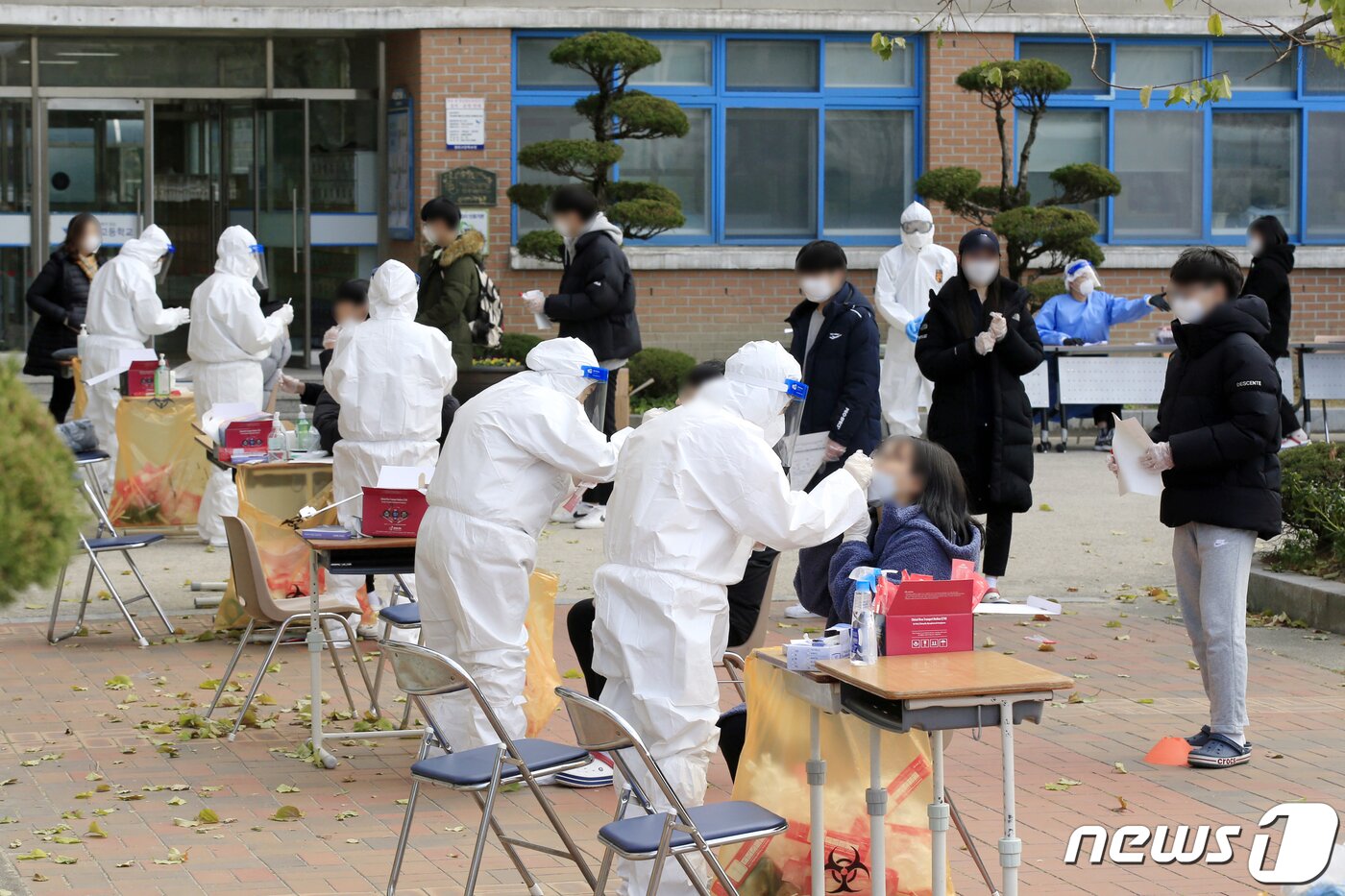 본문 이미지 - 10일 오후 광주 광산구 한 고등학교에서 학생들이 신종 코로나바이러스 감염증(코로나19) 진단 검사를 받고 있다. 광주시에 따르면 전날 해당 학교 교사 1명이 확진 판정을 받아 방역당국이 임시 선별진료소를 설치, 재학생과 교직원 등 400여명에 대한 검체 채취를 진행 중이다. 2020.12.10/뉴스1 ⓒ News1 정다움 기자