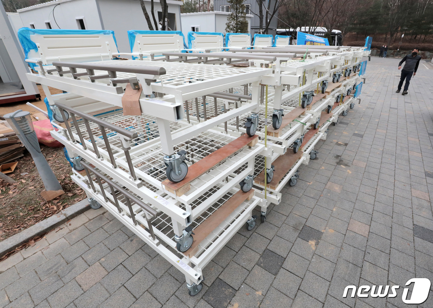 (서울=뉴스1) 이성철 기자 = 신종코로나바이러스 감염증(코로나19) '3차 대유행'이 본격화된 10일 서울 중랑구 서울의료원에서 치료 병상 확보를 위한 컨테이너 병상의 설치 작업 …