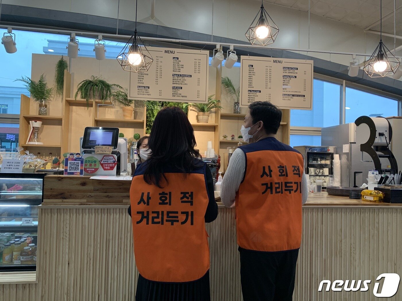 본문 이미지 - 강원도가 운영하고 있는 '사회적 거리두기 지킴이’.(자료 사진) ⓒ 뉴스1