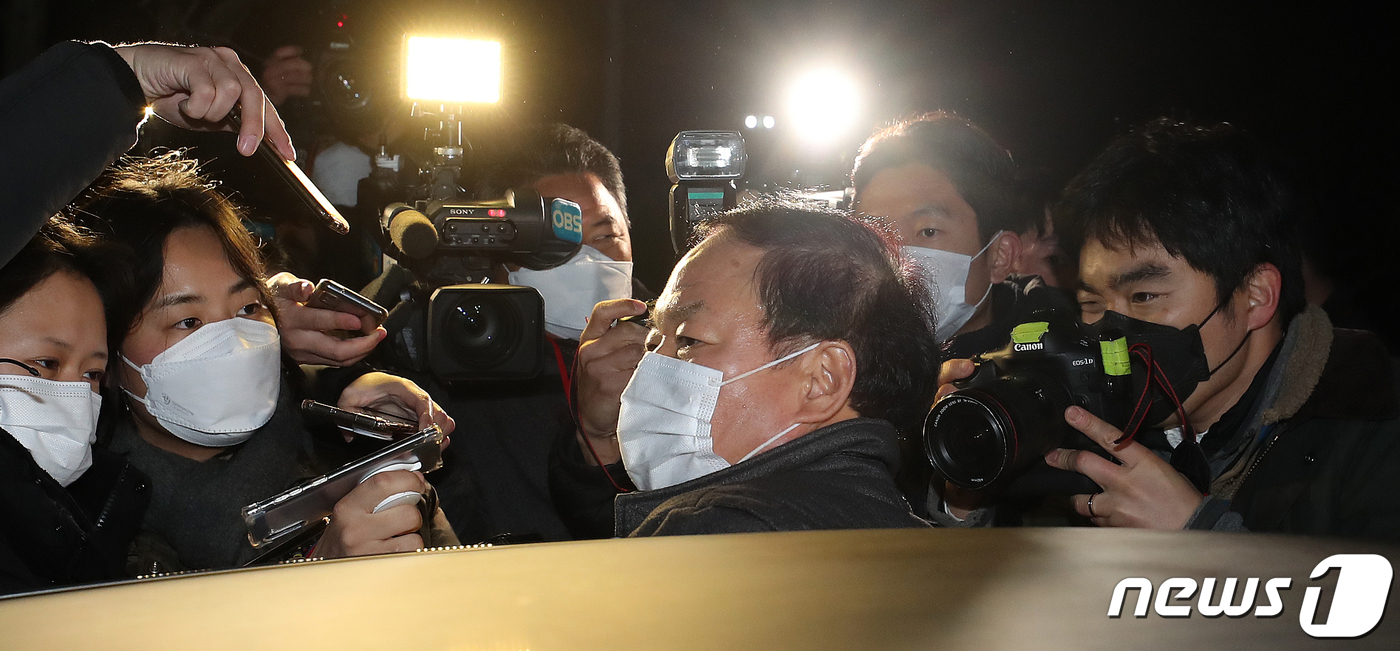 (과천=뉴스1) 민경석 기자 = 정한중 법무부 검사징계위원회 위원장 직무대리가 10일 오후 경기 과천 법무부청사에서 열린 윤석열 검찰총장에 대한 징계위원회를 마친 뒤 귀가하고 있다 …