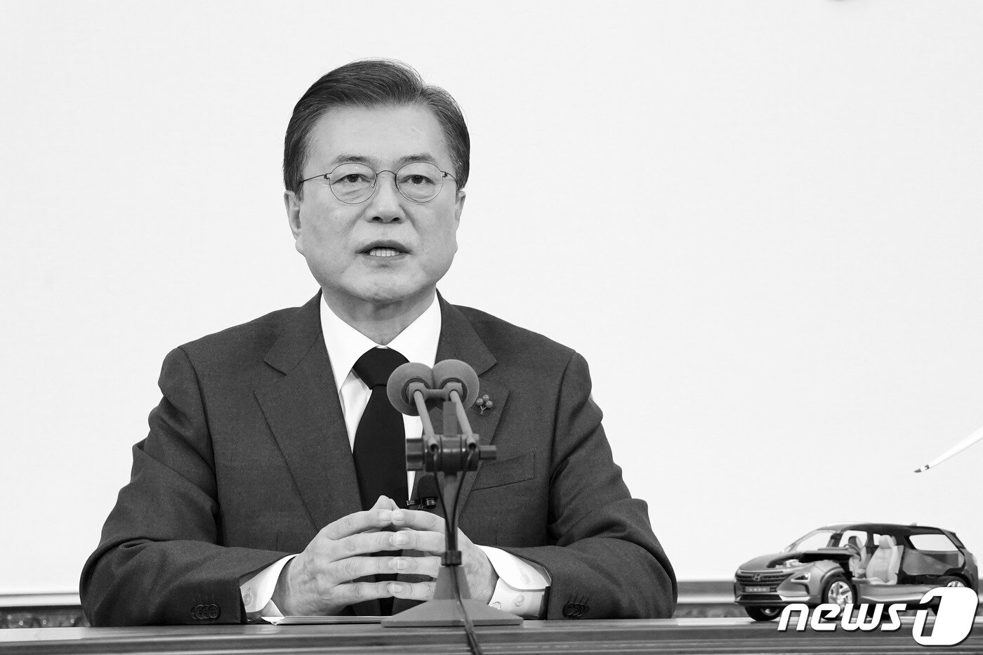 본문 이미지 - 문재인 대통령이 청와대 본관 집무실에서 '더 늦기 전에 2050'을 주제로 대한민국 탄소중립선언 연설을 하고 있다. 문 대통령의 이날 연설은 탄소저감에 대한 경각심 환기를 위해 흑백영상으로 송출됐다. 2020.12.10/뉴스1 ⓒ News1 박정호 기자