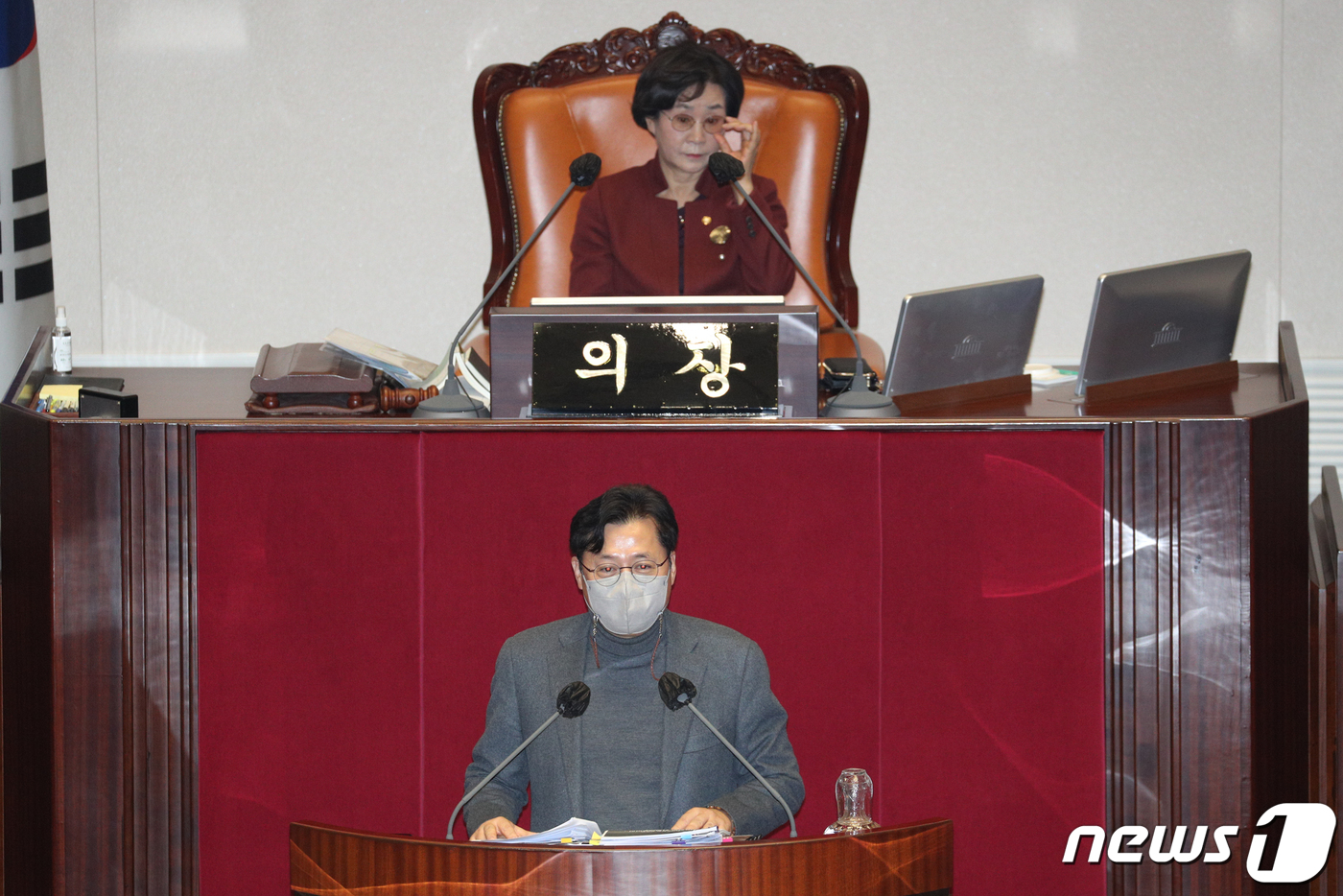 (서울=뉴스1) 성동훈 기자 = 홍익표 더불어민주당 의원이 11일 서울 여의도 국회에서 열린 본회의에서 국가정보원법 전부개정법률안에 대한 무제한토론을 하고 있다. 필리버스터는 법안 …