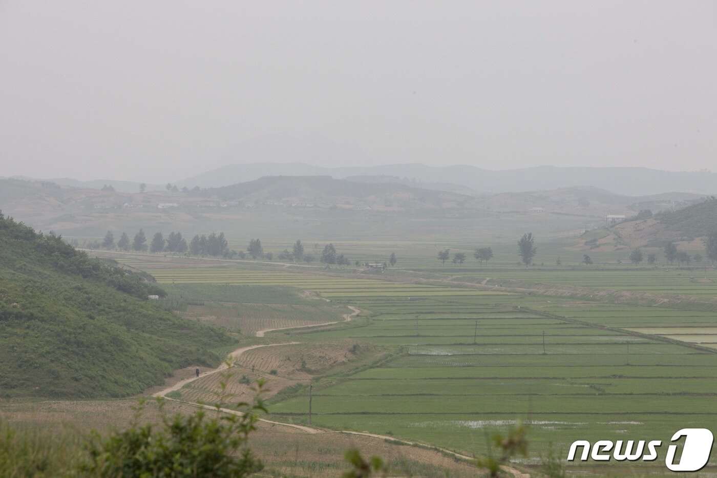 본문 이미지 - 평양-향산고속도로 서쪽 영변군의 초입에 있는 농촌마을의 풍경. (미디어한국학 제공) 2020.12.12.ⓒ 뉴스1