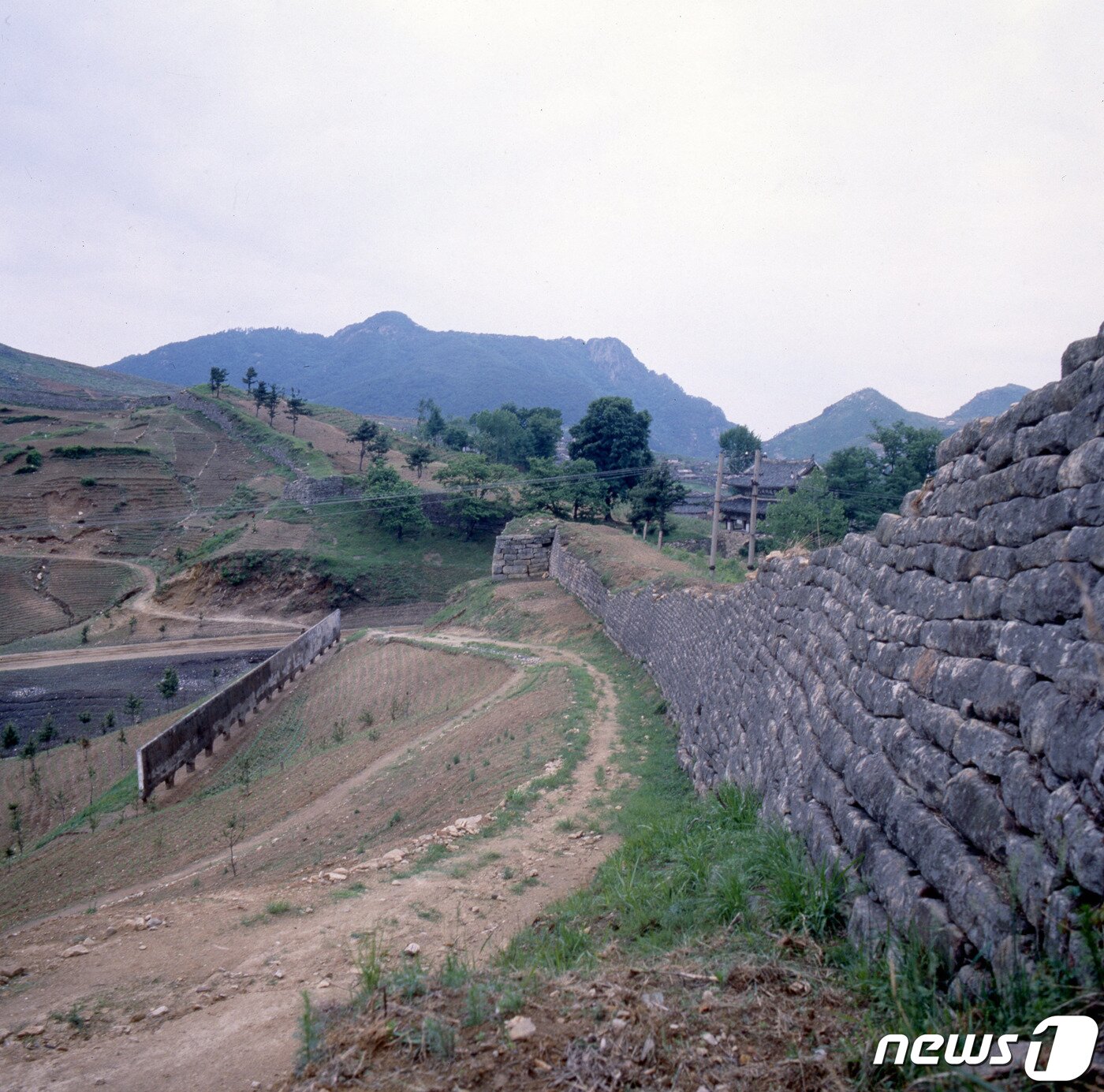 본문 이미지 - 평안북도 영변군에 남아 있는 철옹성(영변읍성) 본성의 남쪽 성곽 전경. (미디어한국학 제공) 2020.12.12.ⓒ 뉴스1