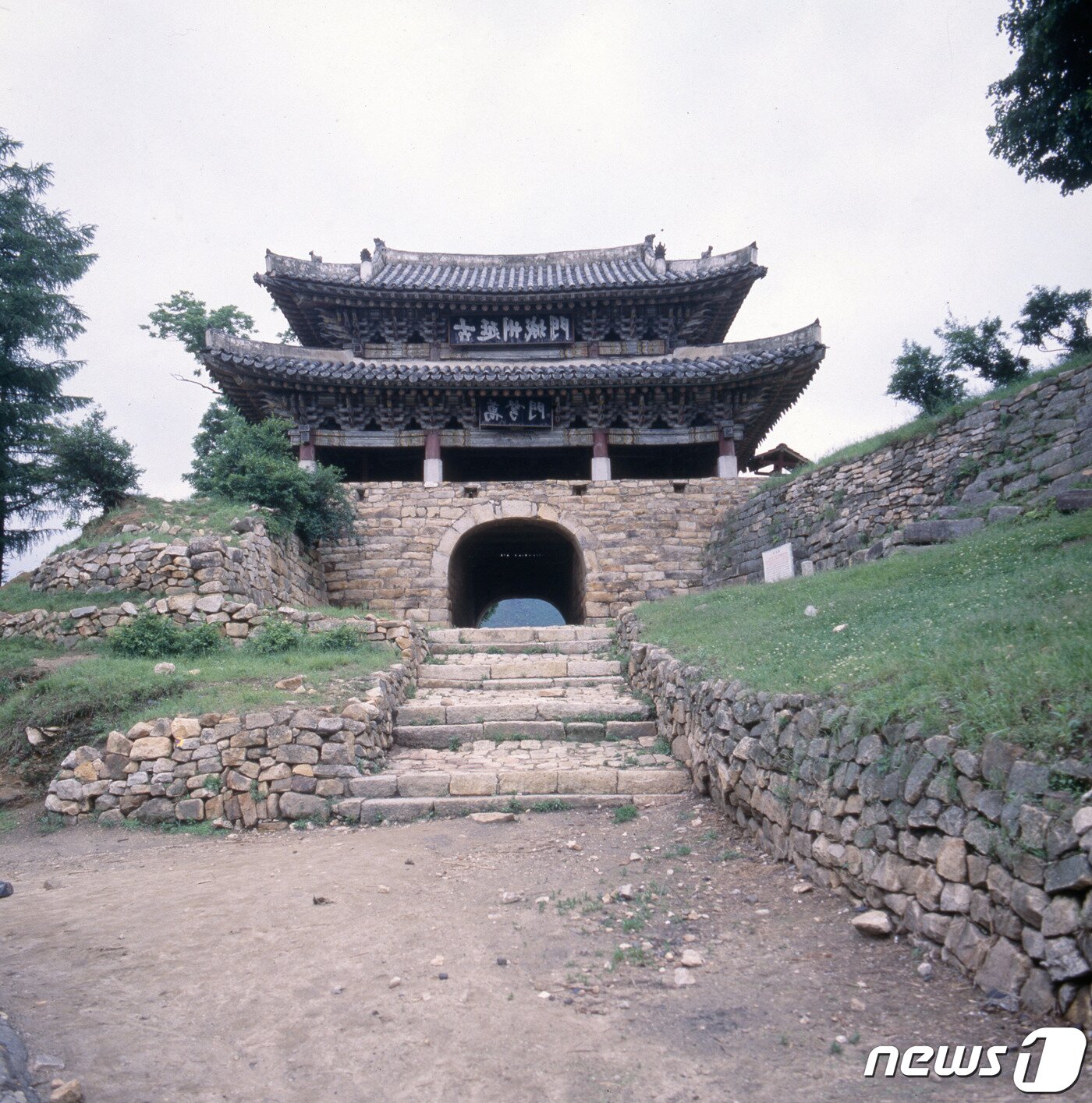 본문 이미지 - 평안북도 영변군에 남아 있는 철옹성(영변읍성) 본성의 남문과 문루 전경. 문루 아래층에 만노문(萬弩門), 위층에 고연주성문(古延州城門)이라는 현판이 걸려 있다.(미디어한국학 제공) 2020.12.12.ⓒ 뉴스1