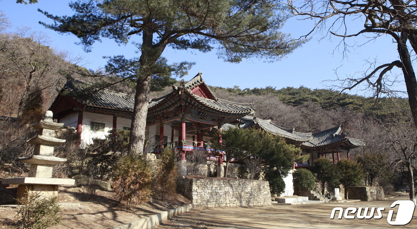 본문 이미지 - 평안북도 영변군 약산동대 동쪽 기슭에 있는 천주사 입구 천주루 전경. 천주루는 왕이 다시 연변에 오게 되는 경우 숙소로 쓸 수 있게 지은 건물로, 절에서는 보기 드물게 궁전 건축 양식을 띠고 있다. (미디어한국학 제공) 2020.12.12.ⓒ 뉴스1