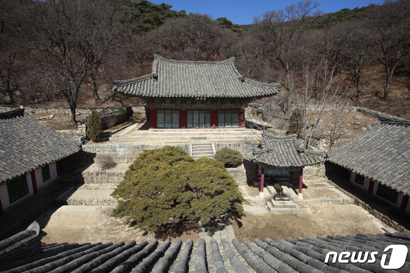 본문 이미지 - 평안북도 영변군 약산동대 동쪽 기슭에 있는 천주사 보광전의 모습. (미디어한국학 제공) 2020.12.12.ⓒ 뉴스1