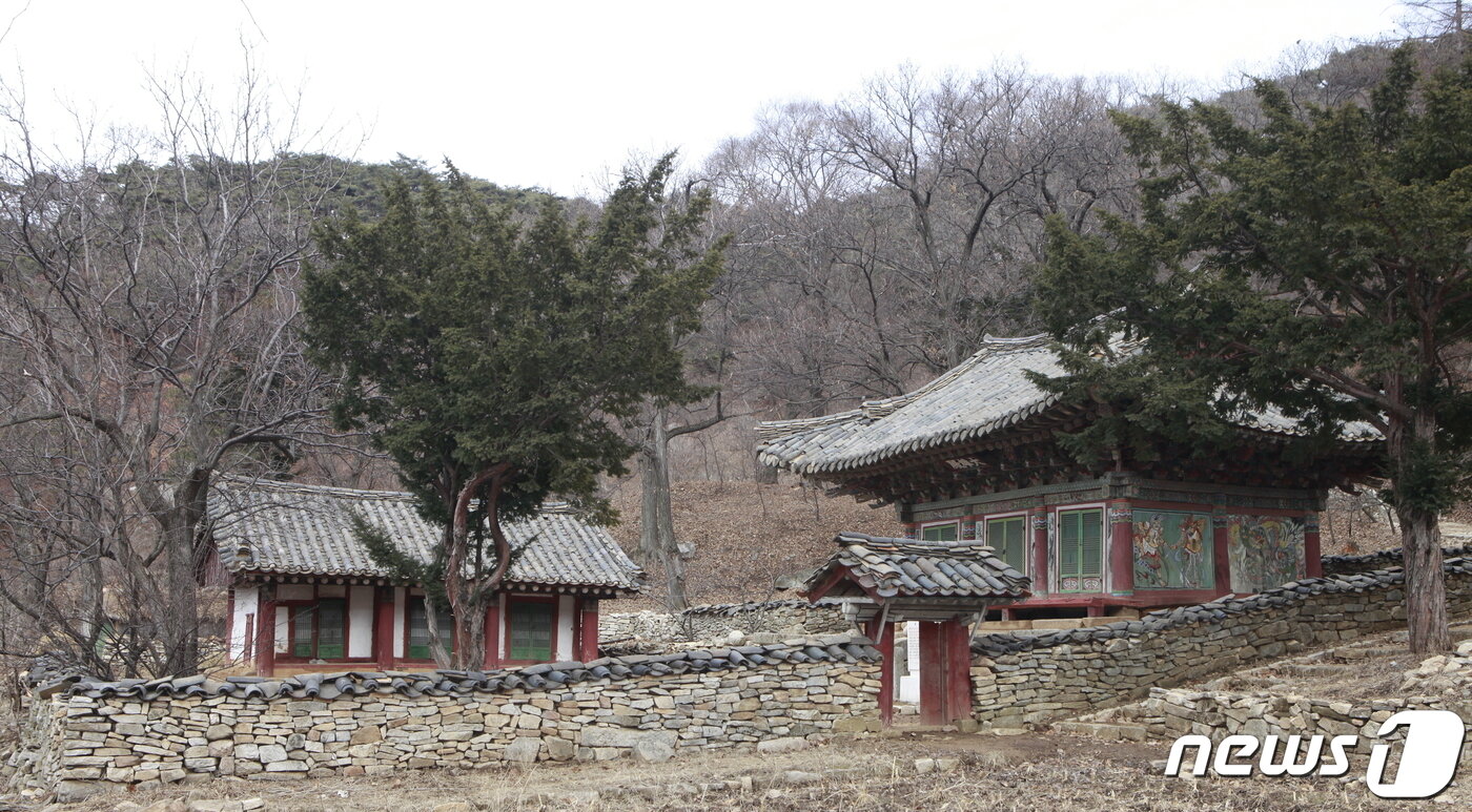 본문 이미지 - 평안북도 영변군 약산동대 서쪽 기슭에 있는 서운사 전경. 현재는 대웅전과 청운당만 남아 있다. (미디어한국학 제공) 2020.12.12.ⓒ 뉴스1