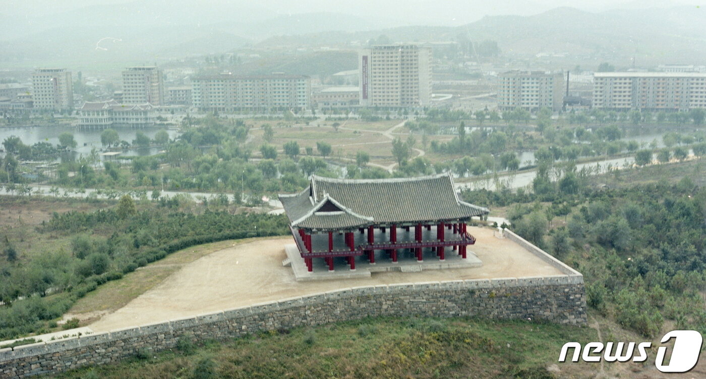 본문 이미지 - 평안북도 안주시 안주성 서쪽 장대(將臺)인 백상루 전경. 백 가지 절경을 볼 수 있는 누각이라는 뜻에서 ‘백상루’란 이름이 붙었다. (미디어한국학 제공) 2020.12.12.ⓒ 뉴스1