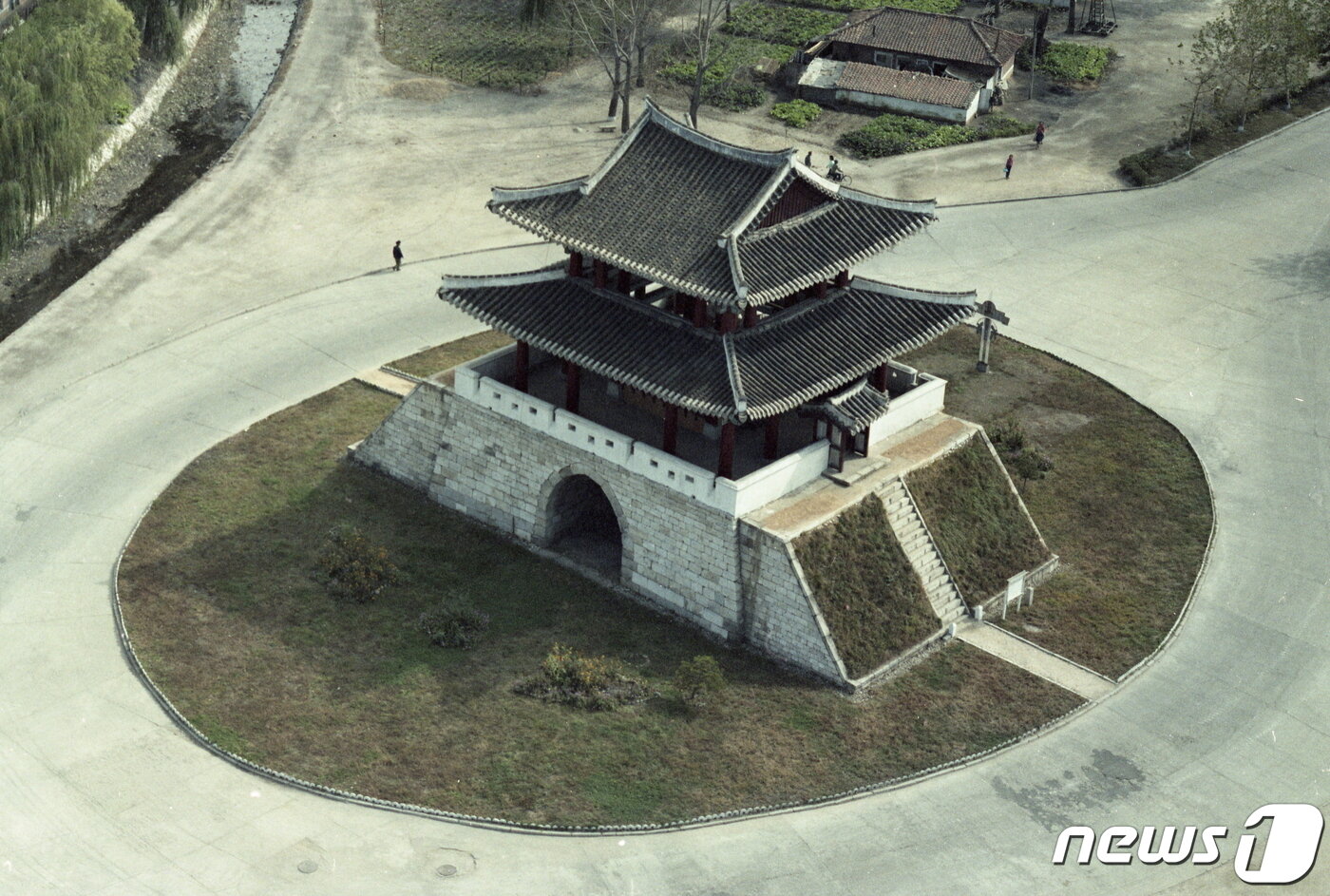 본문 이미지 - 평안북도 구성시에 있는 구주성의 남문 전경. (미디어한국학 제공) 2020.12.12.ⓒ 뉴스1