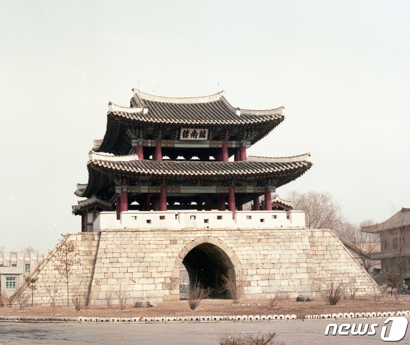 본문 이미지 - 평안북도 구성시에 있는 구주성의 남문 정면 모습. 진남루(鎭南樓)란 편액이 붙어 있으며, 1979년에 복원됐다. (미디어한국학 제공) 2020.12.12.ⓒ 뉴스1