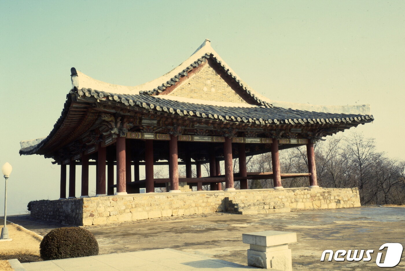 본문 이미지 - 평안북도 의주읍성의 북쪽 장대인 통군정의 측면 모습. (미디어한국학 제공) 2020.12.12.ⓒ 뉴스1