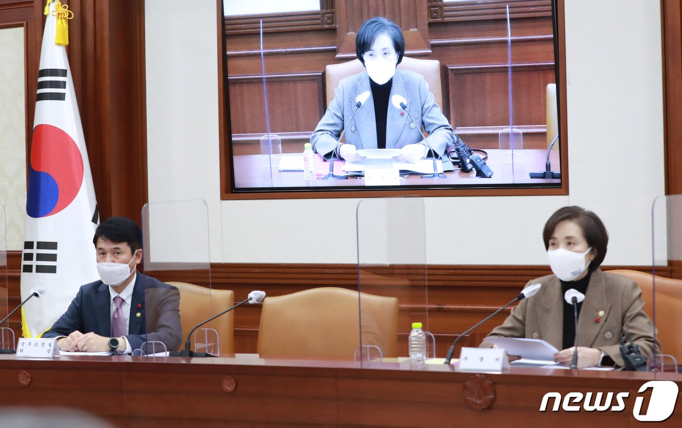 본문 이미지 - 유은혜 사회부총리 겸 교육부 장관이 11일 정부서울청사에서 열린 서울-세종 영상 사회관계장관회의에서 모두발언을 하고 있다. (교육부 제공) 2020.12.11/뉴스1 ⓒ News1 장수영 기자