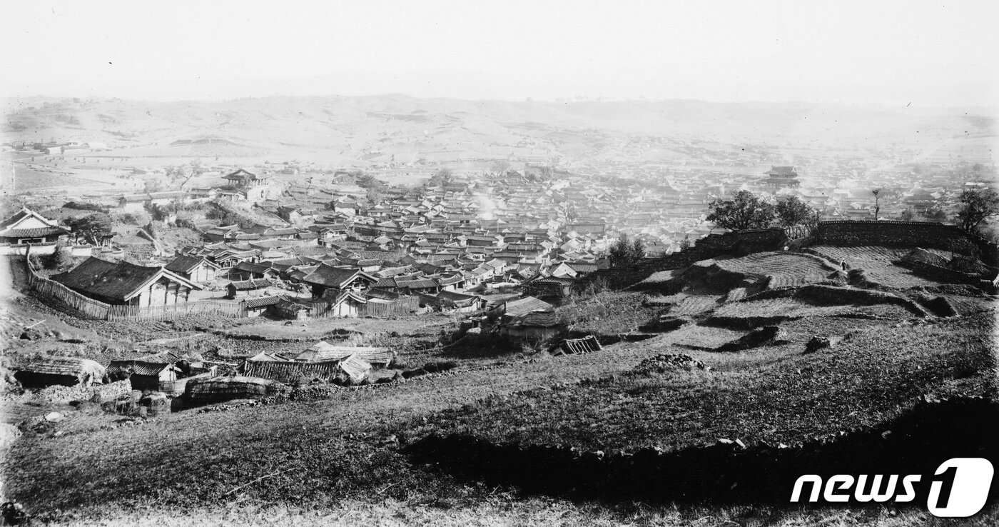 본문 이미지 - 일제강점기 의주읍성과 시가지 전경. 오른쪽 멀리 남문이 보인다. (국립중앙박물관 제공) 2020.12.12.ⓒ 뉴스1