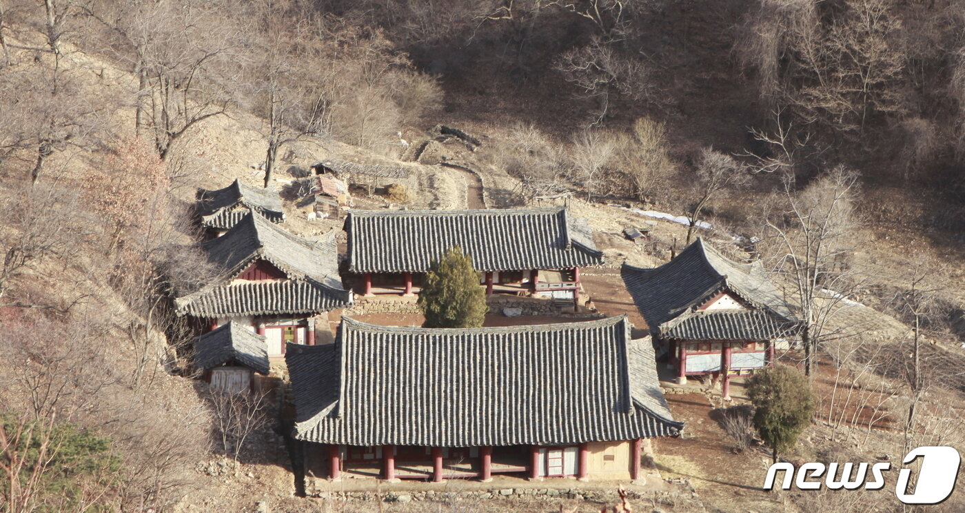 본문 이미지 - 평안북도 의주 석숭산 기슭에 있는 금광사 전경. 첫 건립연대는 알 수 없고, 조선후기에 중건된 사찰이다. (미디어한국학 제공) 2020.12.12.ⓒ 뉴스1