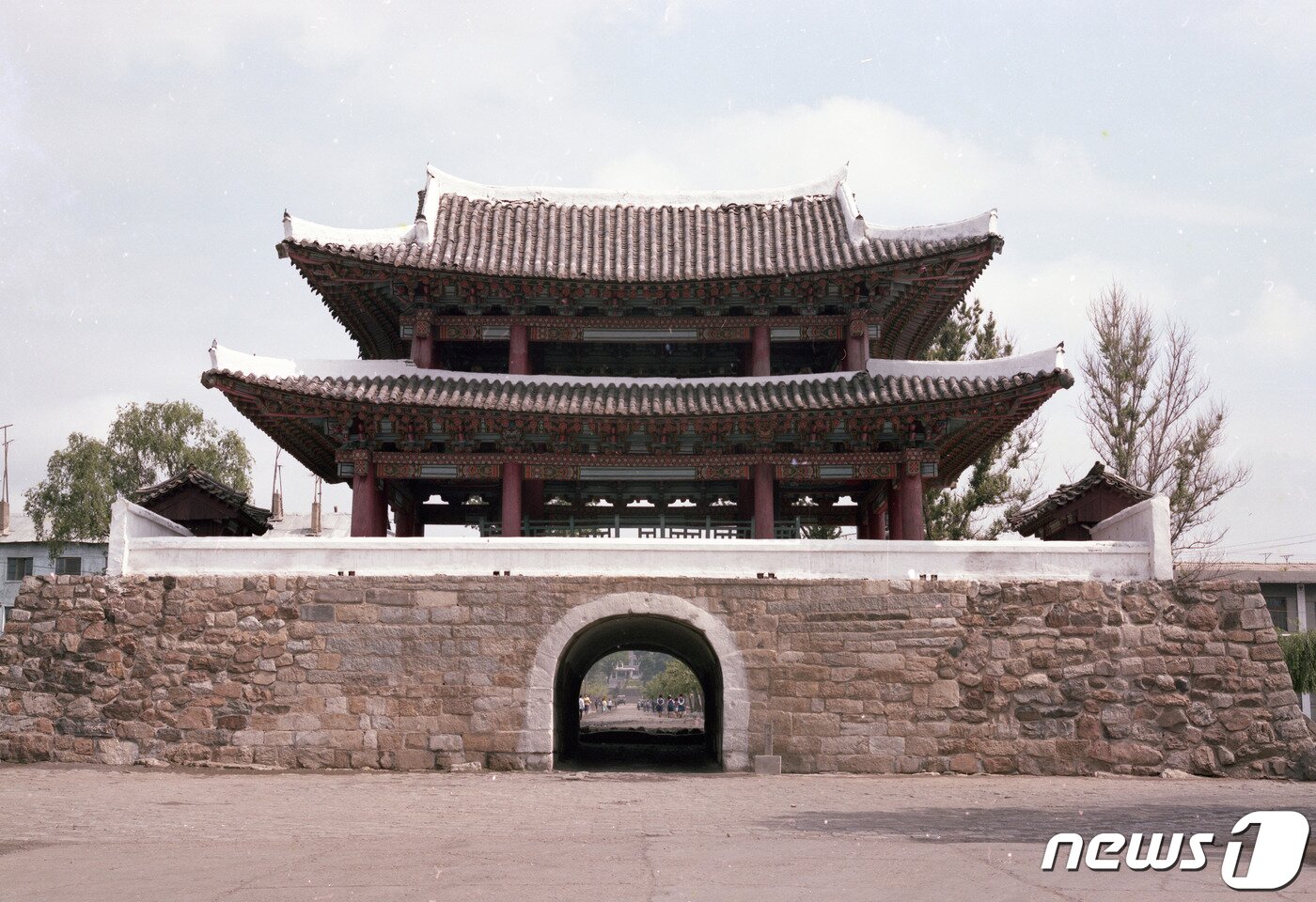 본문 이미지 - 평안북도 의주읍성의 4대문 중 유일하게 남아 있는 남문 정면 모습. 통군정에서 남문까지는 1km 정도 떨어져 있다. (미디어한국학 제공) 2020.12.12.ⓒ 뉴스1