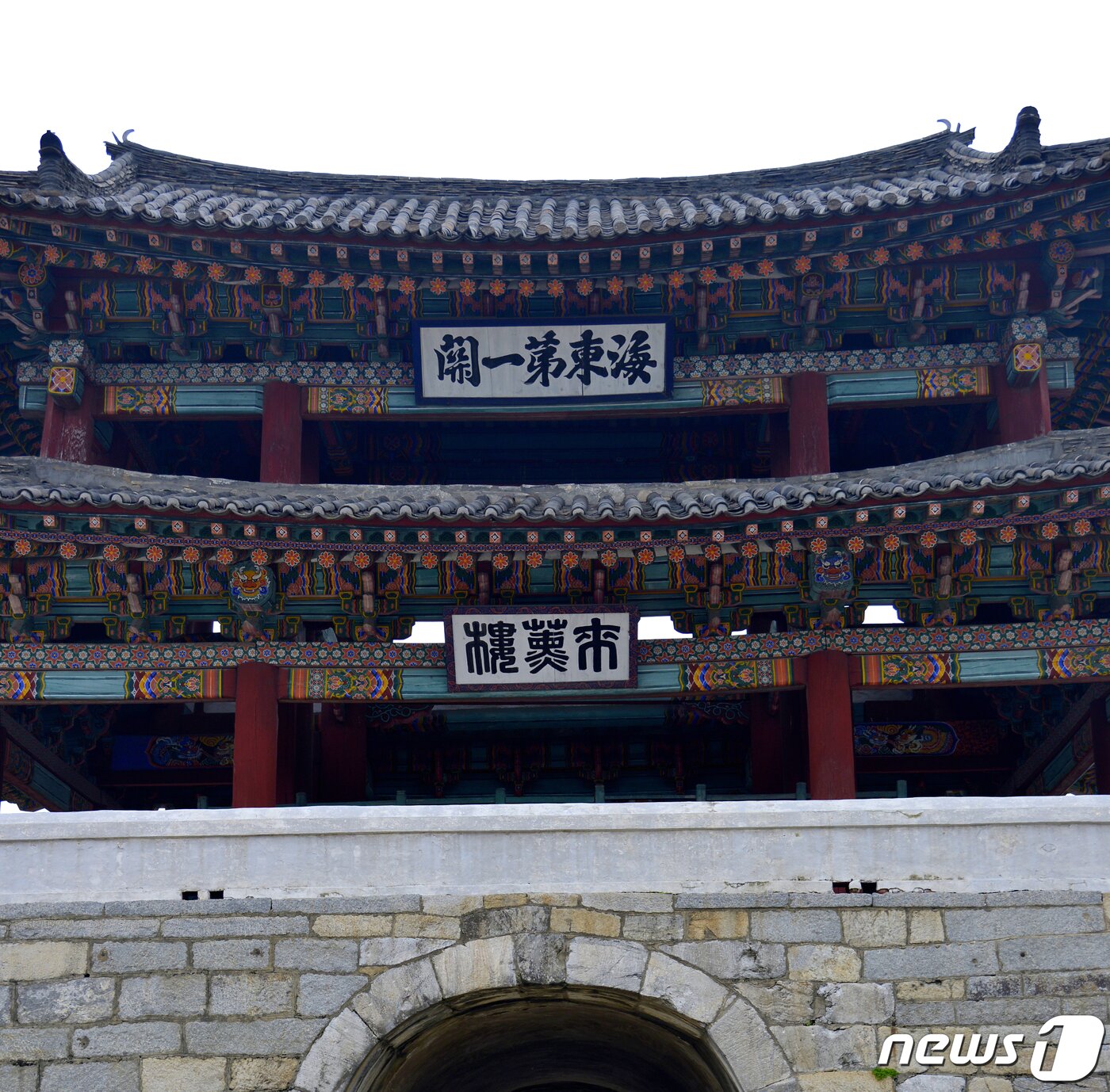 본문 이미지 - 평안북도 의주읍성의 4대문 중 유일하게 남아 있는 남문의 문루 정면 모습. 문루에는 ‘해동제일관(海東第一關)’과 ‘내훈루’라고 쓰인 편액이 걸려 있다. 1990년대 이후 북한이 남문을 수리하면서 새로 써서 걸어 놓은 것으로 보인다. (미디어한국학 제공) 2020.12.12.ⓒ 뉴스1