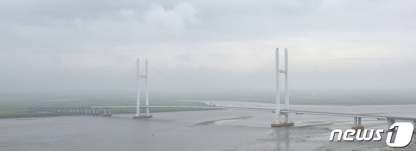 본문 이미지 - 평안북도 신의주와 중국의 단둥(丹東)시를 잇는 신압록강대교의 모습. 1943년에 건설된 낡고 좁은 압록강철교를 대체하기 위해 2014년 6차선 도로의 차량전용 대교로 완공됐지만, 현재까지 공식 개통이 되지 않고 있다. (미디어한국학 제공) 2020.12.12.ⓒ 뉴스1
