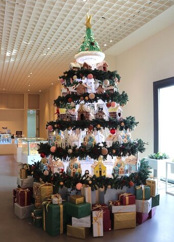 본문 이미지 - 아난티 힐튼 부산의 크리스마스트리