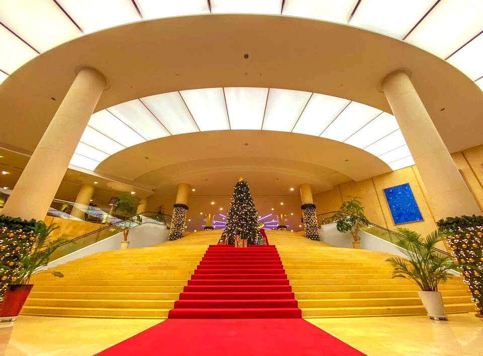 본문 이미지 - 위 호텔 제주의 신전 같은 레드 카펫 크리스마스 장식