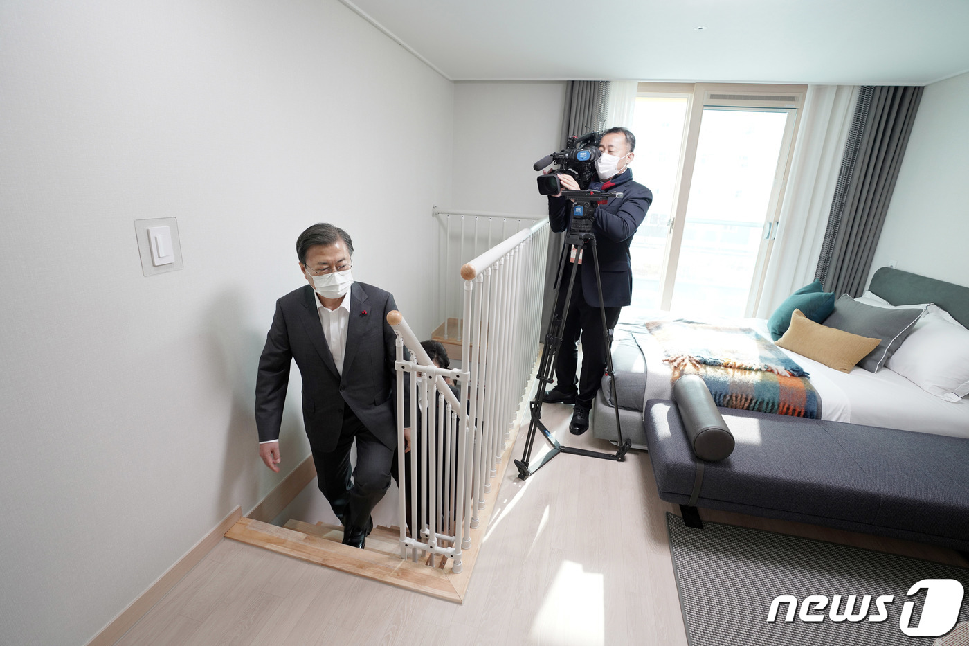 (서울=뉴스1) 박정호 기자 = 살고 싶은 임대주택 현장점검에 나선 문재인 대통령이 11일 경기도 화성시 LH 임대주택 100만호 기념단지인 동탄 공공임대주택 단지를 찾아 공간을 …