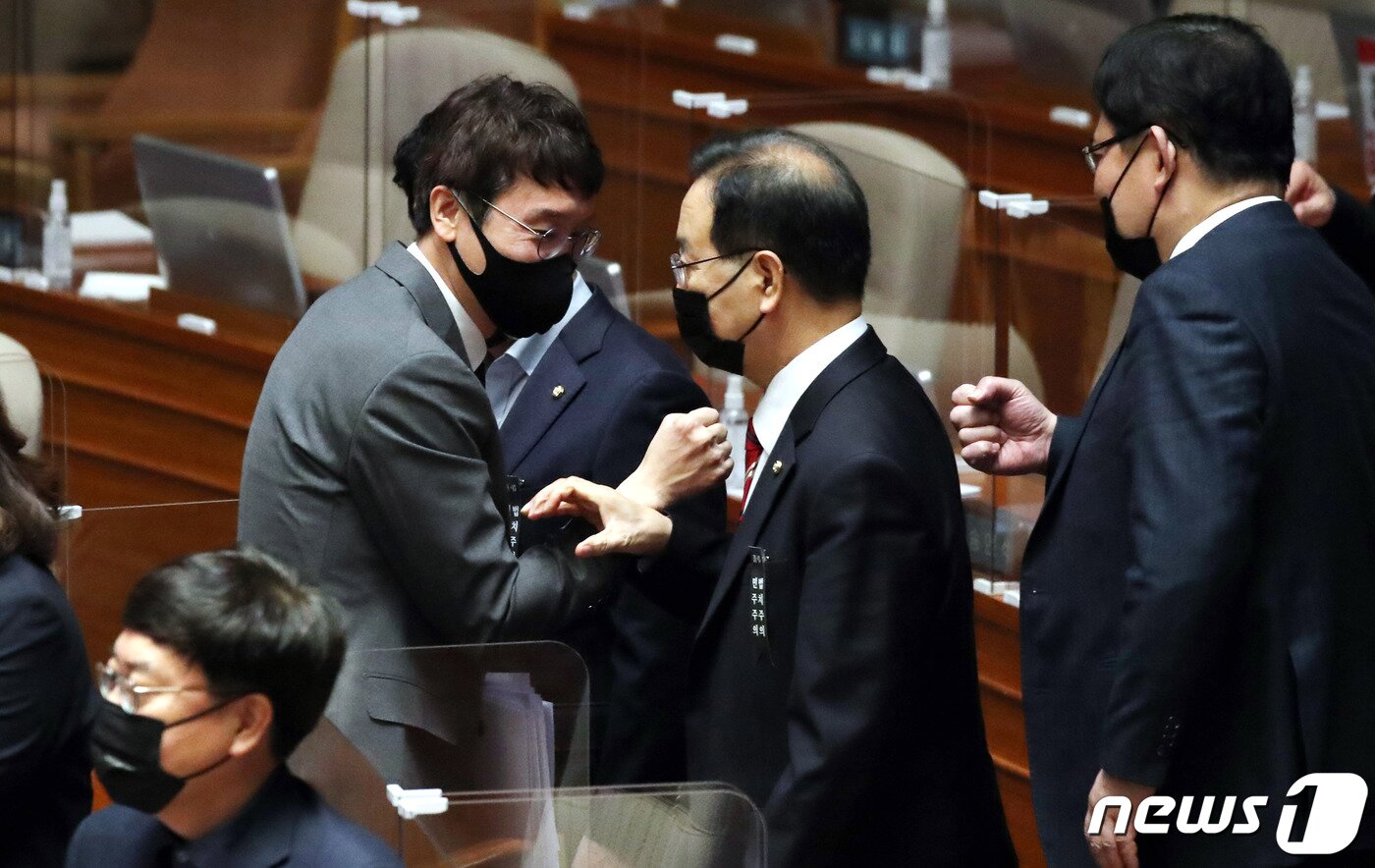 본문 이미지 - 김웅 국민의힘 의원이 11일 오후 서울 여의도 국회에서 열린 본회의에서 국가정보원법 전부개정법률안에 대한 무제한 토론(필리버스터)을 마치고 동료의원들과 인사하고 있다. 2020.12.11/뉴스1 ⓒ News1 박세연 기자