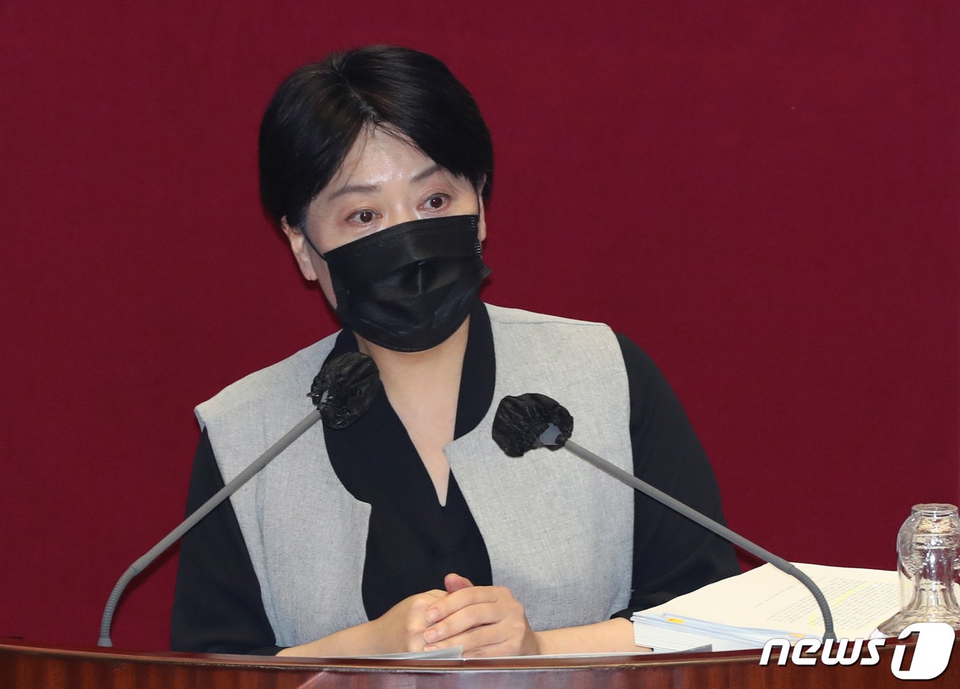 본문 이미지 - 윤희숙 전 국민의힘 의원이 11일 오후 국회에서 열린 본회의에서 국정원법 개정안에 대한 무제한 토론(필리버스터)을 하고 있다. 2020.12.11/뉴스1 ⓒ News1 박세연 기자