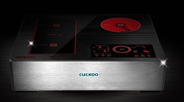 본문 이미지 - 쿠쿠 하이브리드.  인덕션과 하이라이트 두 기능 모두 탑재돼있다. 빨간 원으로 빛나는 곳이 '하이라이트', 왼쪽에 두개의 화구가  '인덕션'이다ⓒ 뉴스1