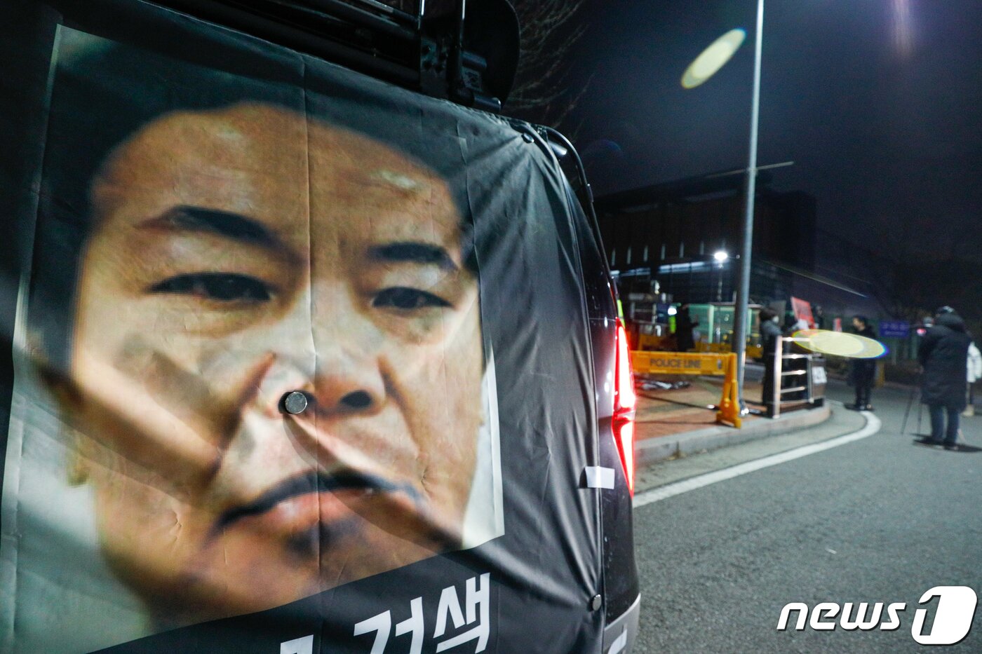 본문 이미지 - 자유연대, GZSS 등 시민단체 회원들이 11일 오후 서울 구로구 남부교도소 앞에서 아동 성범죄로 징역 12년형을 선고받고 복역한 조두순의 출소를 규탄하며 밤샘 집회를 하고 있다. 2020.12.11/뉴스1 ⓒ News1 안은나 기자