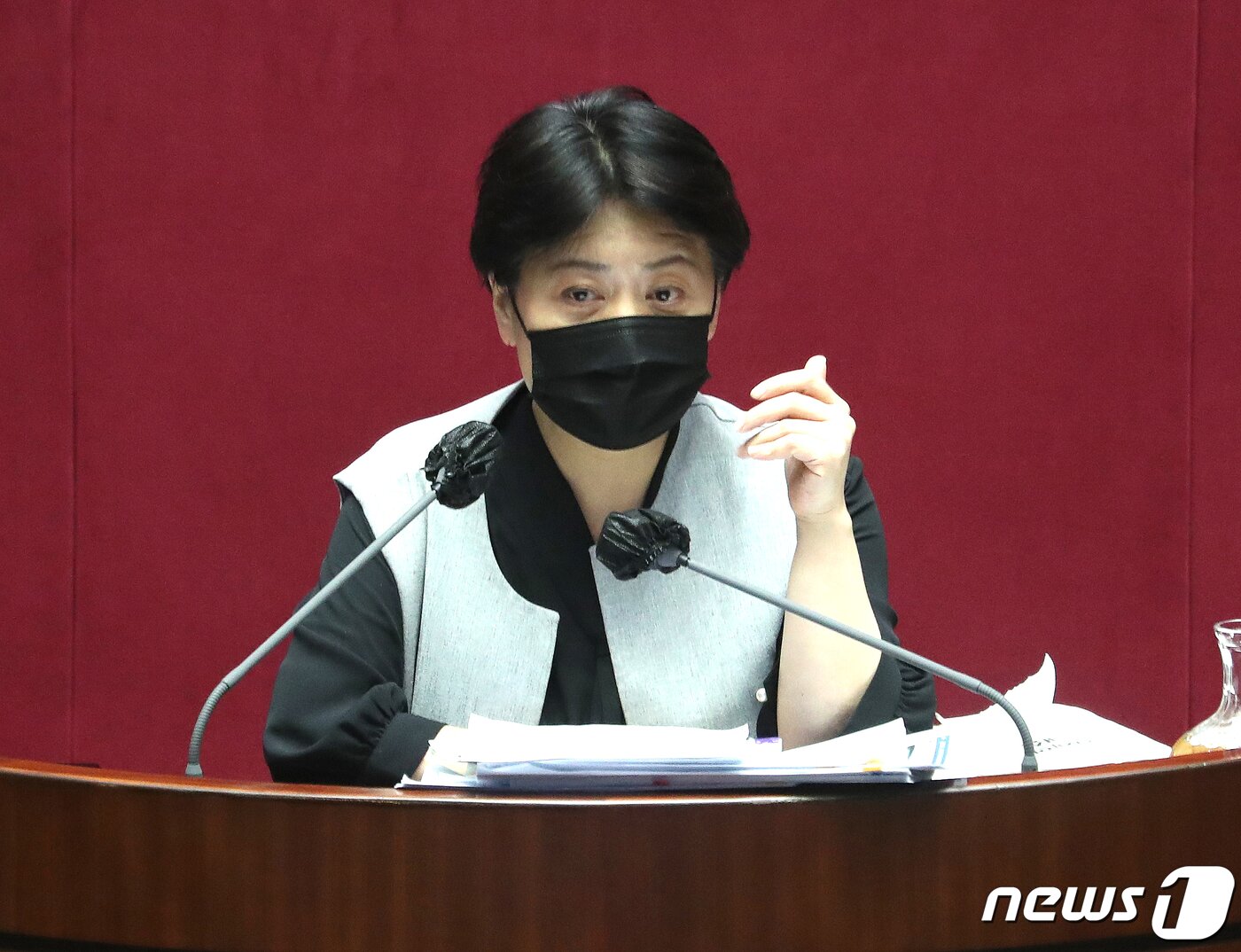 본문 이미지 - 윤희숙 국민의힘 의원이 12일 새벽 국회 본회의에서 국정원법 개정안에 대한 무제한 토론(필리버스터)을 하고 있다. 윤 의원은 12시간 47분 발언해 최장 발언 기록(이종걸 전 의원, 12시간 31분)을 경신했다. 2020.12.12/뉴스1 ⓒ News1 박세연 기자