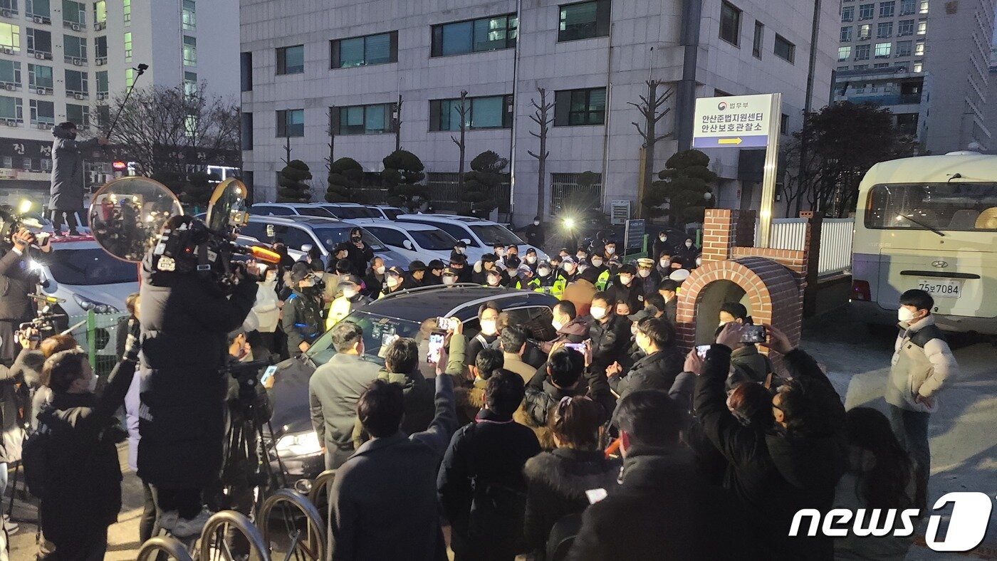 본문 이미지 - 한 시민이 아동 성범죄자 조두순 도착을 앞둔 안산준법지원센터 정문을 자신의 차량으로 막아선 채 경찰과 대치하고 있다. ⓒ 뉴스1