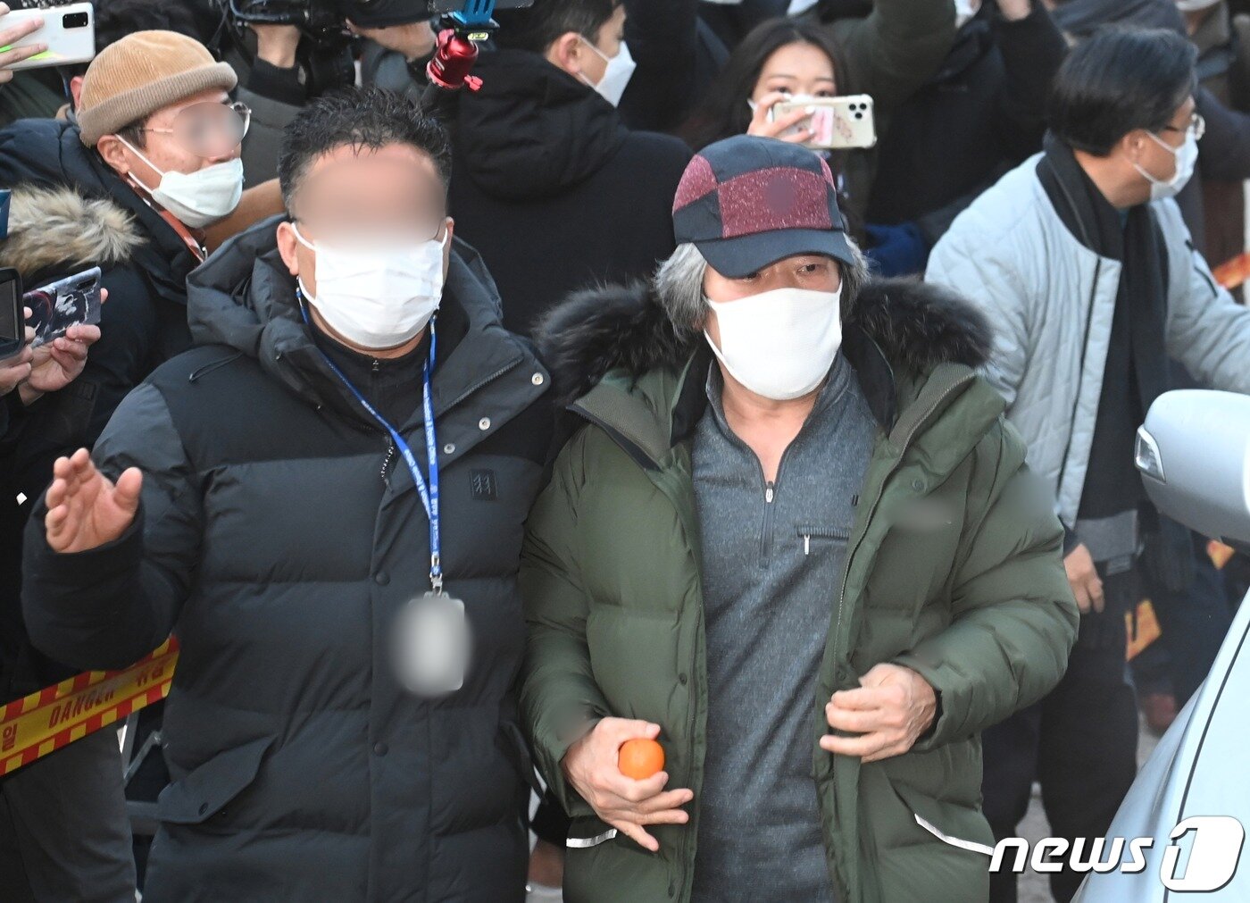 본문 이미지 - 아동 성폭행 혐의로 징역 12년을 복역 후 출소한 조두순(68)이 지난 12일 오전 경기 안산준법지원센터에서 행정절차를 위해 이동하고 있다. 2020.12.12/뉴스1 ⓒ News1 조태형 기자
